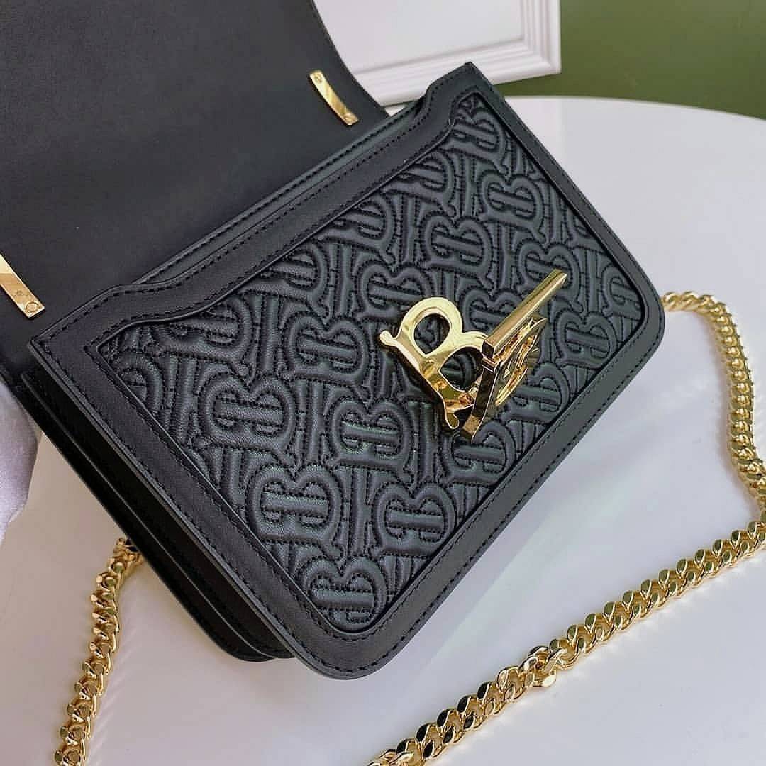 พรีเมี่ยมกิ๊ฟแท้ 100% 】BURBERRY FRAGRANCES LEATHER CROSSBODY BAG VIP GIFT WITH PURCHASE (GWP) กระเป๋าสะพายพรีเมี่ยมกิ๊ฟรุ่นใหม่ล่าสุด Limited จาก BURBERRY Perfume DutyFree หนังขึ้นลายแบรนด์โมโนเเกรมคอลเลคชั่นใหม่ทรงเหลี่ยมสวยหรูสุดๆ