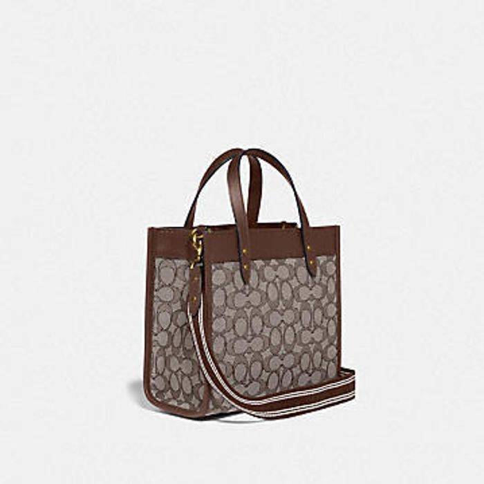ใบนี้ ช่วยให้ชีวิตง่ายขึ้นเยอะเลย🌈🌺>>COACH FIELD TOTE 22 IN SIGNATURE JACQUARD(COACH C3865) 🍁กระเป๋าถือ สะพาย รุ่น Unisex ใช้ได้ทุกเพศวัย ขนาดเหมาะต่อการใช้งานในแต่ละวันมากๆ //วัสดุ jacquard ลาย signature ตกแต่งดีเทลด้วยหนังแ