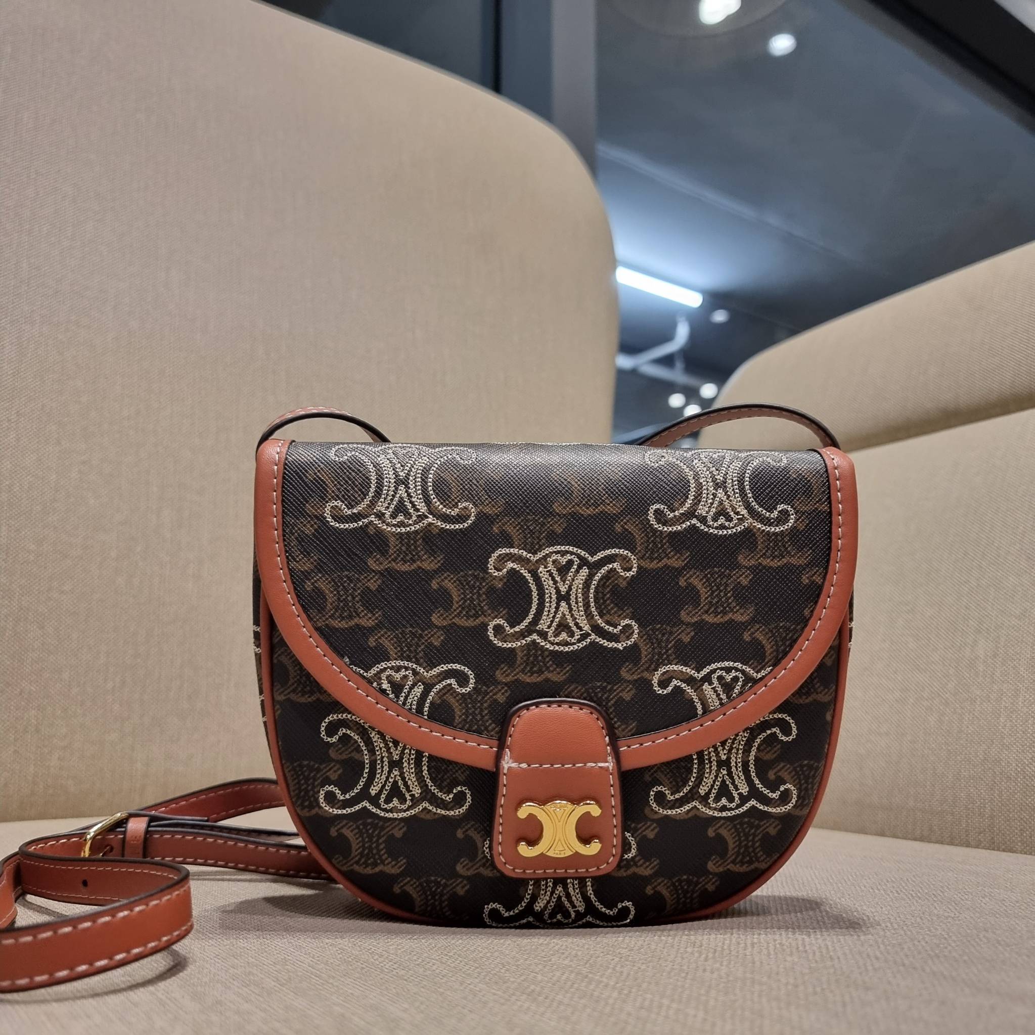 VIP 🥂 CELINE MINI BESACE IN TRIOMPHE CANVAS WITH TRIOMPHE HEART EMBROIDERY ใหม่พร้อมเสิร์ฟแบบไม่ต้องรอใคร!! กับกระเป๋าสะพายข้าง ที่เห็นแล้วต้องรัก ด้วยรูปทรงที่คลาสสิคแฝงความหรู ขนาดกำลังน่าใช้ โลโก้ลายปัก ดีเทลเดินด้ายรูปหัวใจ คละรอบใบ วัสดุหนังแ