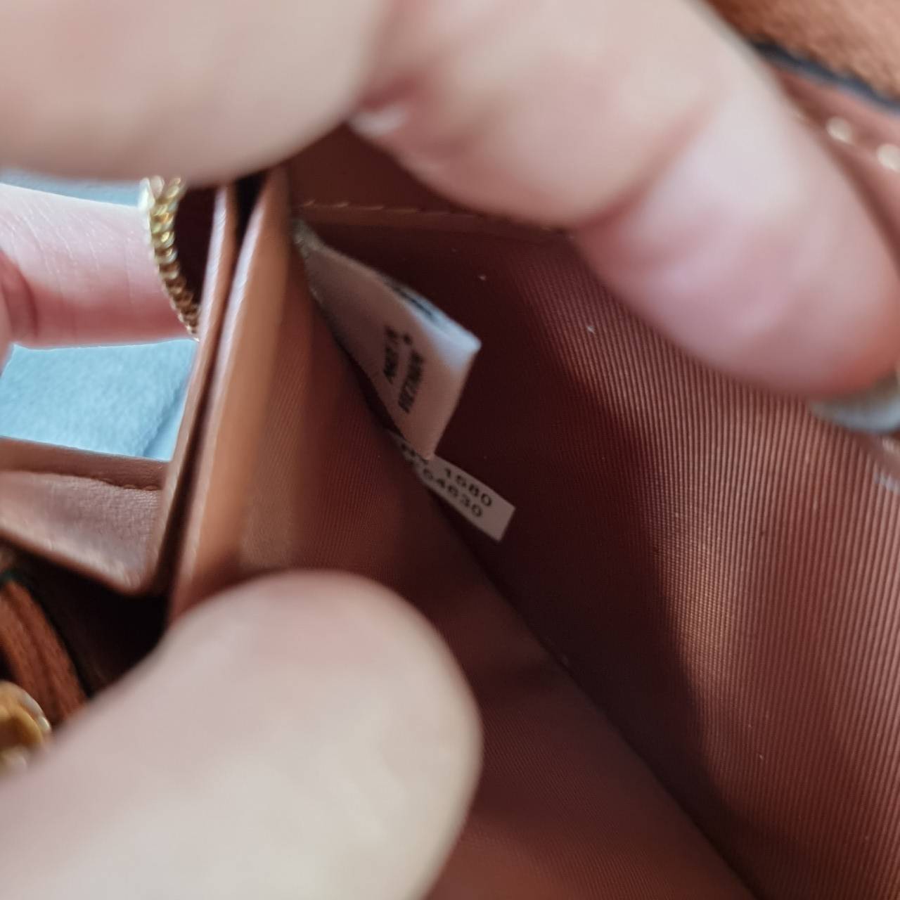 COACH F54630 ACCORDION ZIP WALLET IN SIGNATURE COATED CANVAS WITH LEATHER STRIPE กระเป๋าสตางค์ใบยาวรุ่นคลาสสิค คัดสีขายดีมาให้กันเลยจ้า ♥️ วัสดุหนังแคนวาสเคลือบลาย เปิด-ปิดด้วยซิปรอบ รูดใช้งานง่าย ใส่บัตรได้ มีช่องซิปใส่เหรียญ ใส่มือถือได้ พกใบนี้ใ