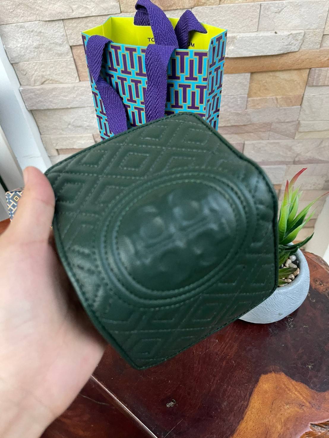 ของแท้ 💯% Tory burch fleming bifold mini wallet กระเป๋าสตางค์ทรงพับ2ตอนที่มีฟังก์ชั่นครบ ทั้งใส่การด์ เหรียญและธนบัตรได้ ดีเทลลายตารางเย็บสองชั้น