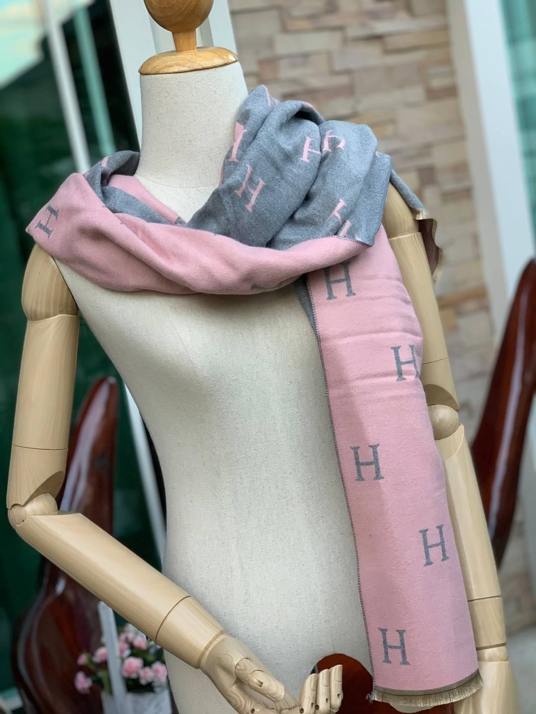 Hermes Women’s Scarves Accessories Scarf อีกหนึ่งแบรนด์ดังจากปารีส ด้วยงานพรีเมี่ยมกิ้ฟ ส่งมอบความรู้สึกดีๆให้กับคนที่คุณรัก ในรูปแบบผ้าพันคอและผ้าคุมไหล่ผืนใหญ่ให้ความอบอุ่น ถักทอด้วยผ้าcashmere ผ้าเนื้อดี สัมผัสนุ่มมือ ทอลายในตัว สีและลายคมชัด เหมาะสำหร