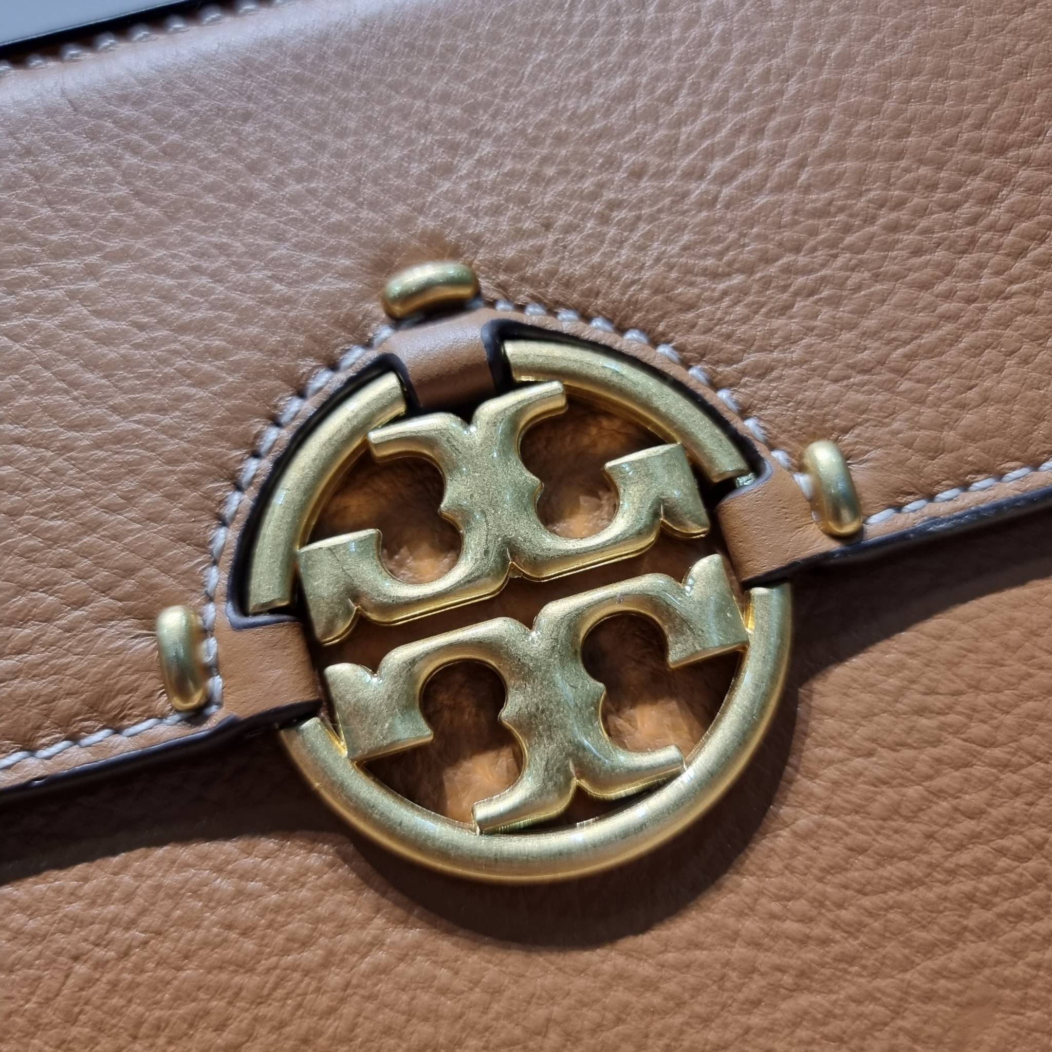 TORY BURCH MILLER TOP HANDLE SATCHEL ใหม่ล่าสุด กับกระเป๋าสะพายรุ่นยอดนิยม ที่มาในดีไซน์ top handle ให้สะดวกใช้ได้มากขึ้นด้วยหูจับในตัว โดดเด่นด้วยโลโก้สีทอง