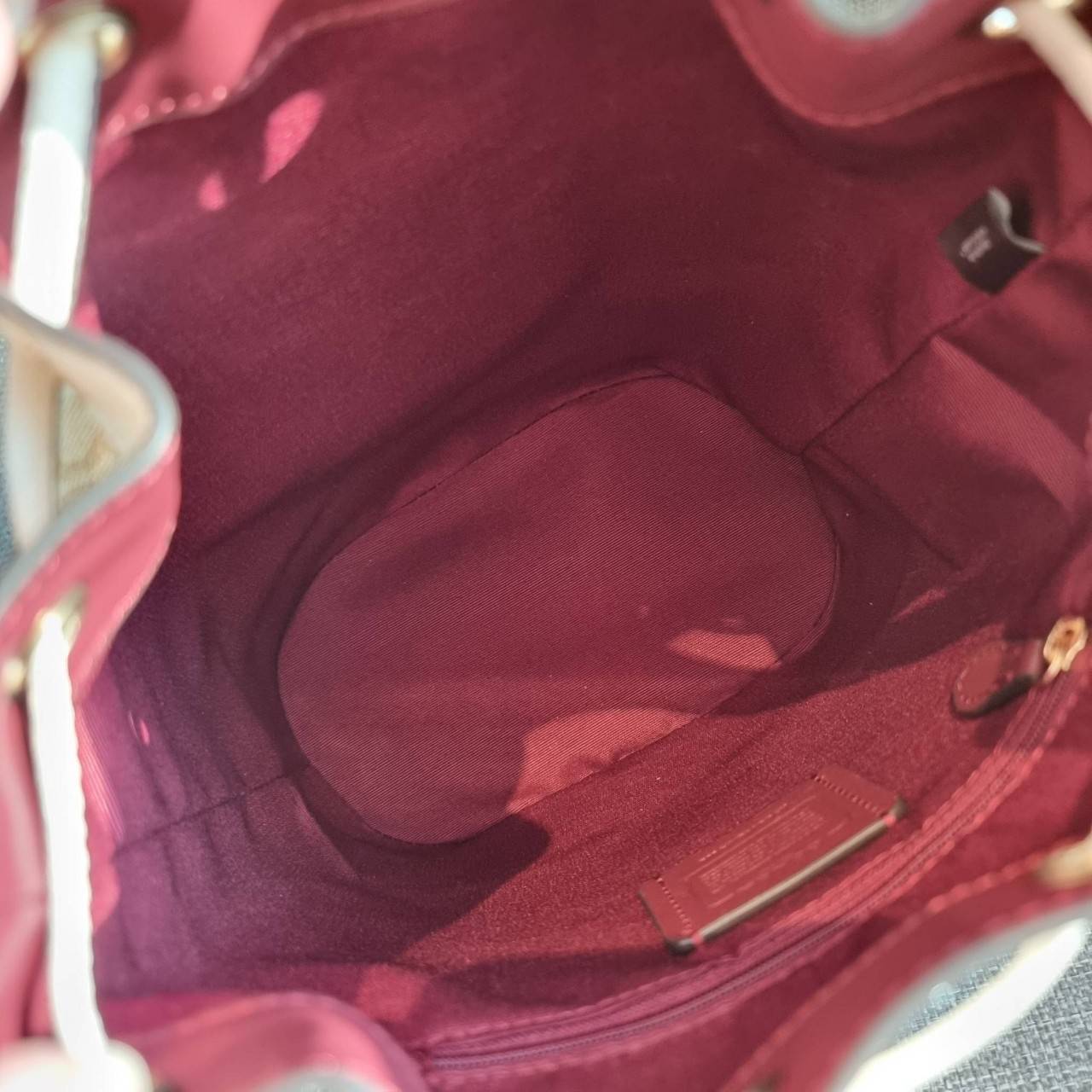 OUTLET 】COACH DEMPSEY DRAWSTRING BUCKET BAG IN SIGNATURE JACQUARD WITH STRIPE AND COACH PATCH C4101 C4102 พี่สาวใบใหญ่สุดสวยมาแล้วจ้า!! กระเป๋าทรงถังไซส์ใหญ่ ที่สาวๆรอคอย ใช้งานง่ายด้วยการรูดหนังปิดรอบปากกระเป๋า ทุกอย่างลงตัวที่สุด!! โดดเด่นด้วยลวดลายสีสั