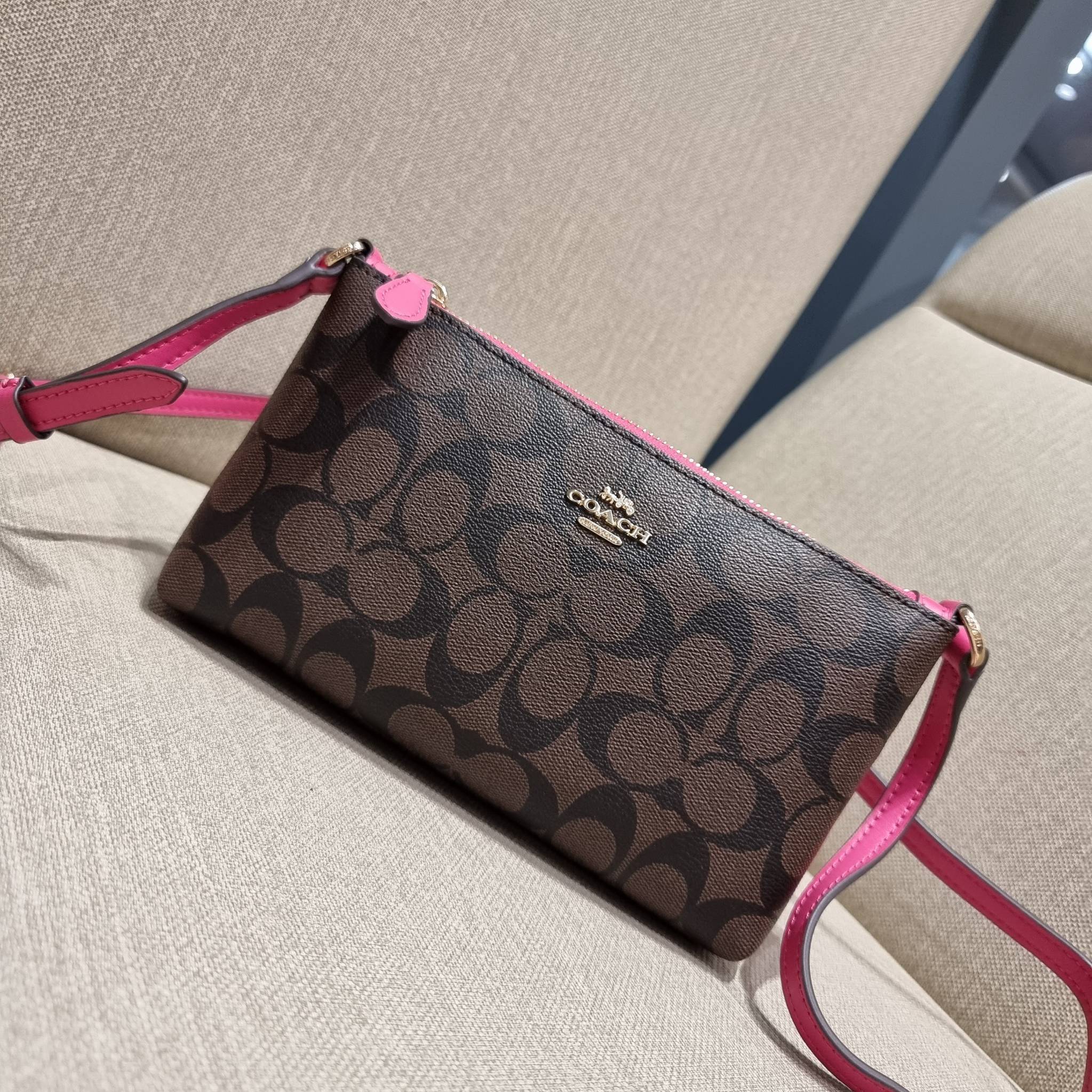 COACH C1653 ZIP TOP CROSSBODY SIGNATURE CANVAS คอลเลคชั่นใหม่ ปังและสวยไปอีกหนึ่ง สาวๆตามหาต้องไอเท็มนี้ กระเป๋าสะพายข้าง ใช้งานง่าย สายสะพายในตัว ปรับได้สบายๆ ดีไชน์รูปทรงออกมาคลาสสิค น่าใช้ วัสดุหนังแคนวาส เปิด-ปิดด้วยซิป ภายในเป็นช่องโล่ง มีช่องใส่บัตร