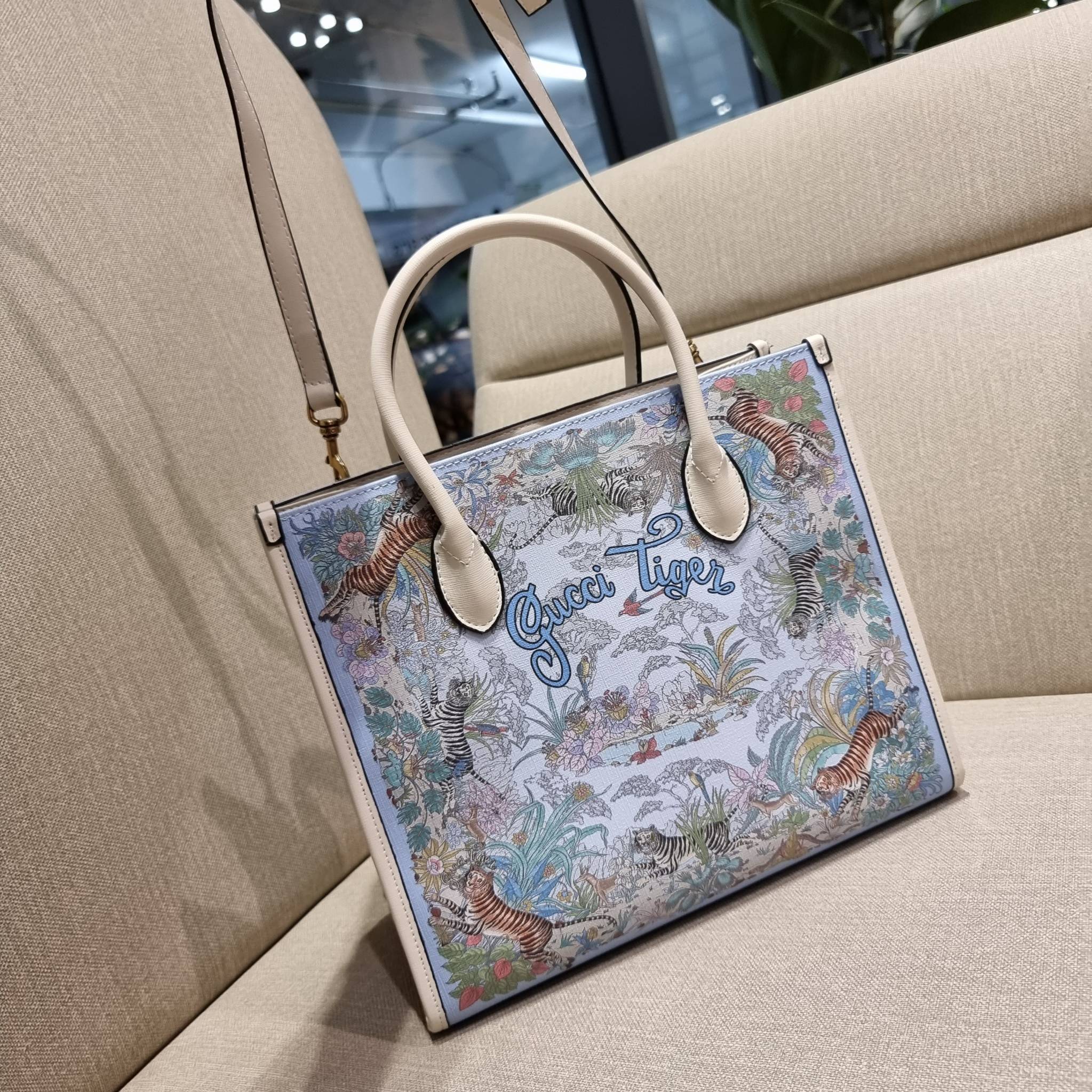 GUCCI TOTE BAG คอลเลคชั่นปีเสืออีกหนึ่ง สวยม้ากก!! กับกระเป๋าทรงโท้ท วีไอพีพรีเมี่ยมกิ๊ฟ ไซส์ใหญ่ โดดเด่นด้วยลวดลายไม่ซ้ำใคร สวยเอกลักษณ์ วัสดุหนังแคนวาส พรินท์ลายเต็มใบ ภายในโล่งกว้างมาก ใส่ของแบบแน่นๆ จุๆไปได้เลย หมดห่วง!! และยังมีสายครอสบอดี้มาให้ จะสะ