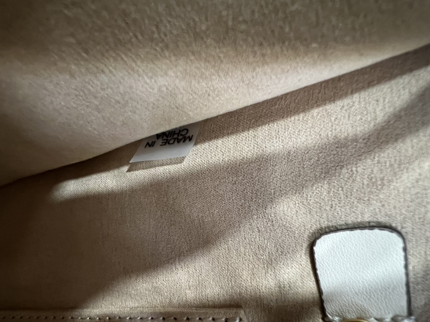 Tory Burch Small T Monogram Tote / TORY BURCH Shopper Tote Bag 32cm ใบใหญ่ กระเป๋าทรงโท้ท รุ่นใหม่ Square Tote ตกแต่งขอบด้วยหนังหรู มาพร้อมช่องเก็บของที่จุของได้มากมาย และสายจับกระเป๋าที่สามารถสะพายขึ้นไหล่ เหมาะสำหรับการใช้งานหลากหลายรูปแบบ รังสรรค์ลงบนก