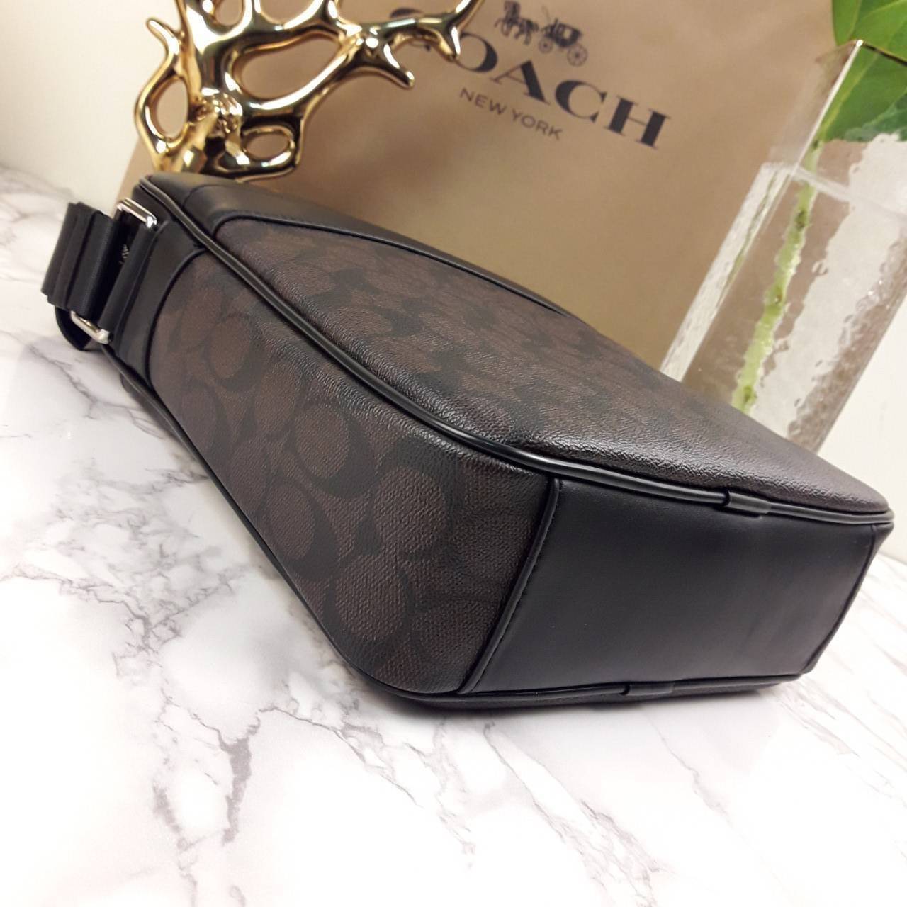 อมตะ ฆ่าไม่ตายจริงๆ กับรุ่นนี้!!😎//>>COACH CHARLES FLIGHT BAG(F54788)🍁สะพายข้าง ทรงสวย เป็นอีกรุ่น ที่ฮิตตลอดกาลไปเรียบร้อยแล้ว//วัสดุหนังแคนวาส สลับหนังแท้อย่างดี // ใช้ได้ทั้งชายและหญิง Unisexสุดๆ ใช้งานง่าย ทรงกล่อง จะสะพายเที่ยว 