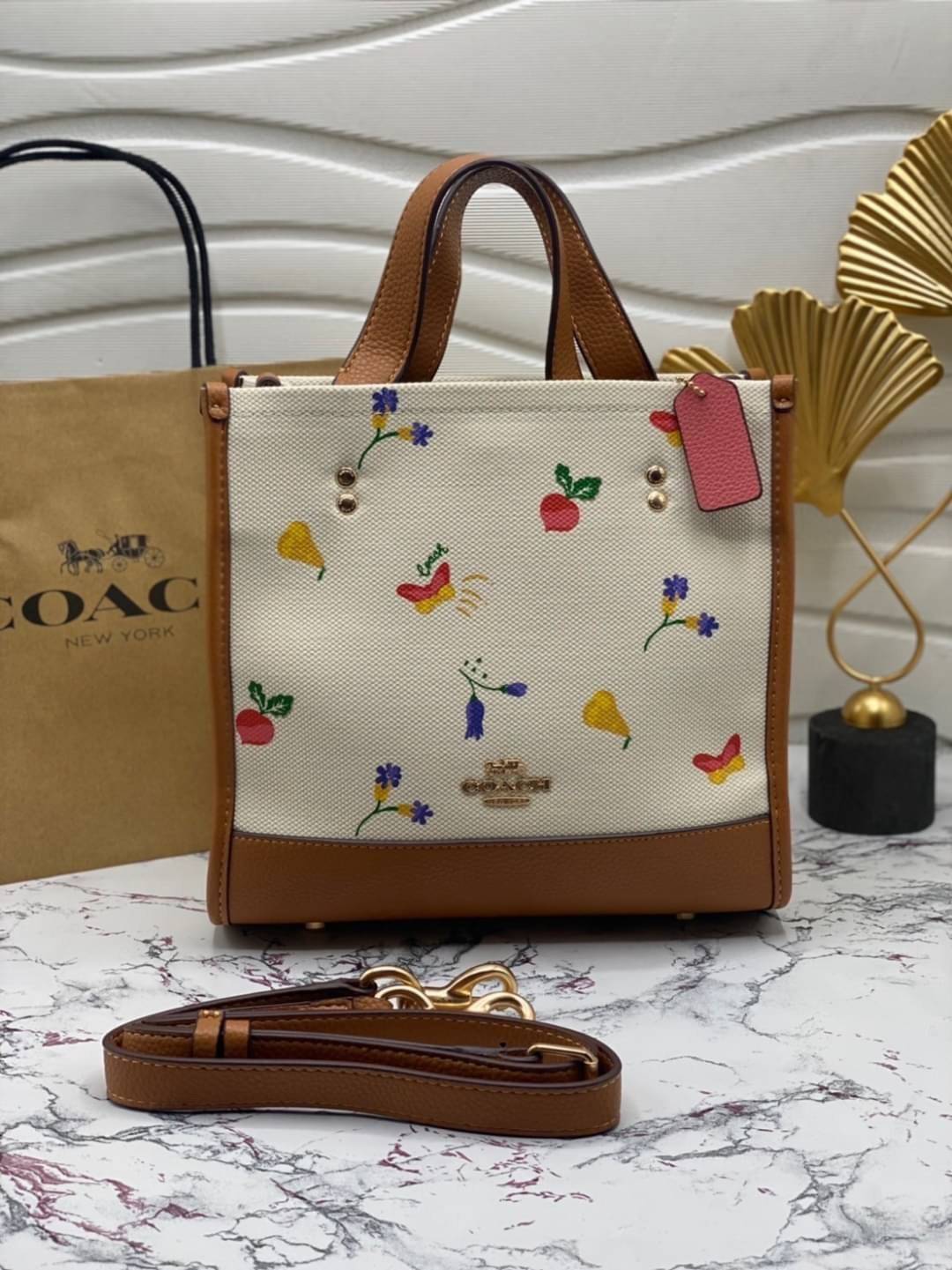COACH DEMPSEY TOTE 22 WITH DREAMY VEGGIE PRINT (COACH C8253) พร้อมส่งที่ไทย