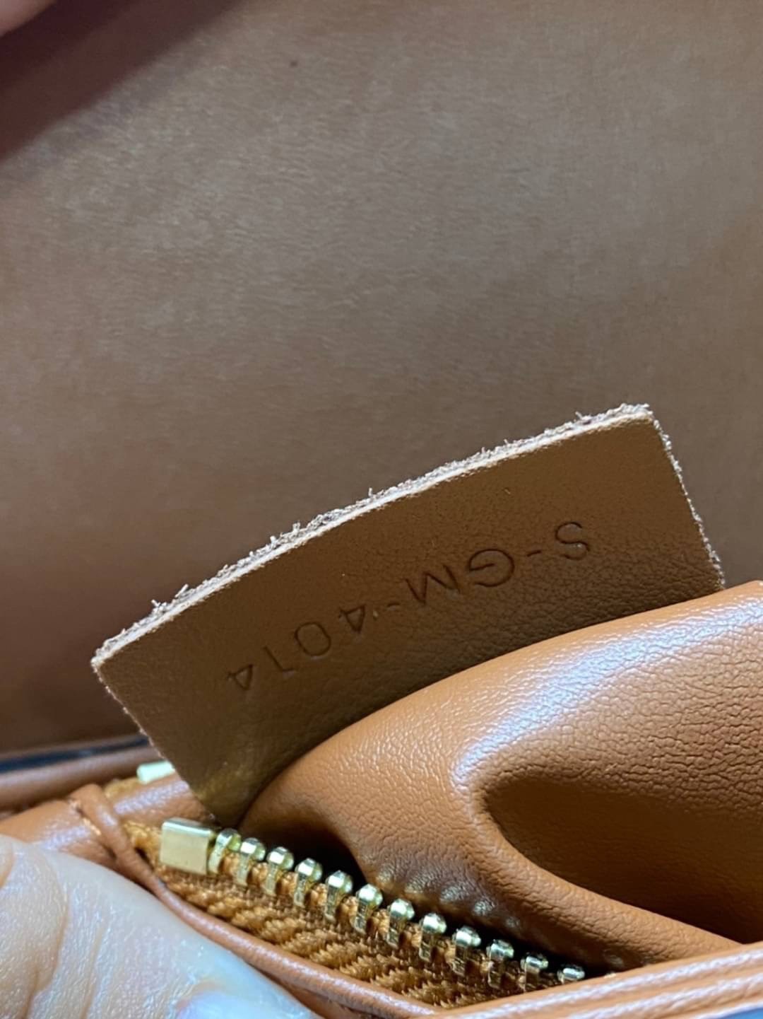 CELINE TRIOMPHE CROSSBODY BAG / CELINE TEEN ดีไซน์ยอดนิยมสไตล์ LISA ทรงสี่เหลี่ยมหนังสวยหรูอยู่ทรงเปิดปิดด้วยฝาปิดโลโก้แบรนด์อะไหล่ทอง ภายในมีช่องหลัก ช่องย่อย และช่องซิป สามารถใส่มือถือของใช้จุกจิกได้เยอะ มาพร้อมสายสะพายหนังยาวปรับระดับได้ จะสะพายไหล่ CR