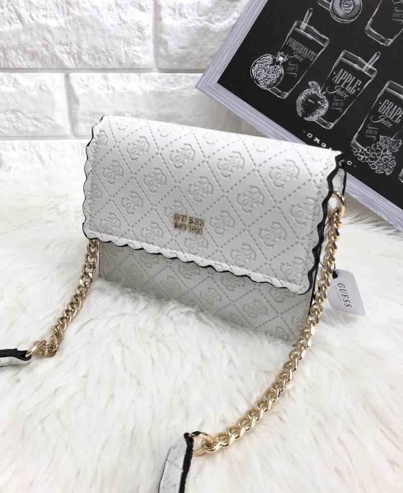 Guess Rayna Logo-Embossed Mini Crossbody กระเป๋าสะพายข้างทรง ครอสบอดี้ วัสดุหนัง pu ปั้มลาย Signature รอบใบรวมถึงสายยาว สวยตั้งอยู่ทรง ด้านหน้ามีโลโก้แบรนด์ เปิดปิดด้วยฝาปิดกระดุมแม่เหล็กซับในลายแบรนด์ มีช่องใส่บัตร ใส่มือถือ ของใช้จุกจิกได้เยอะ น้ำหนักเบ