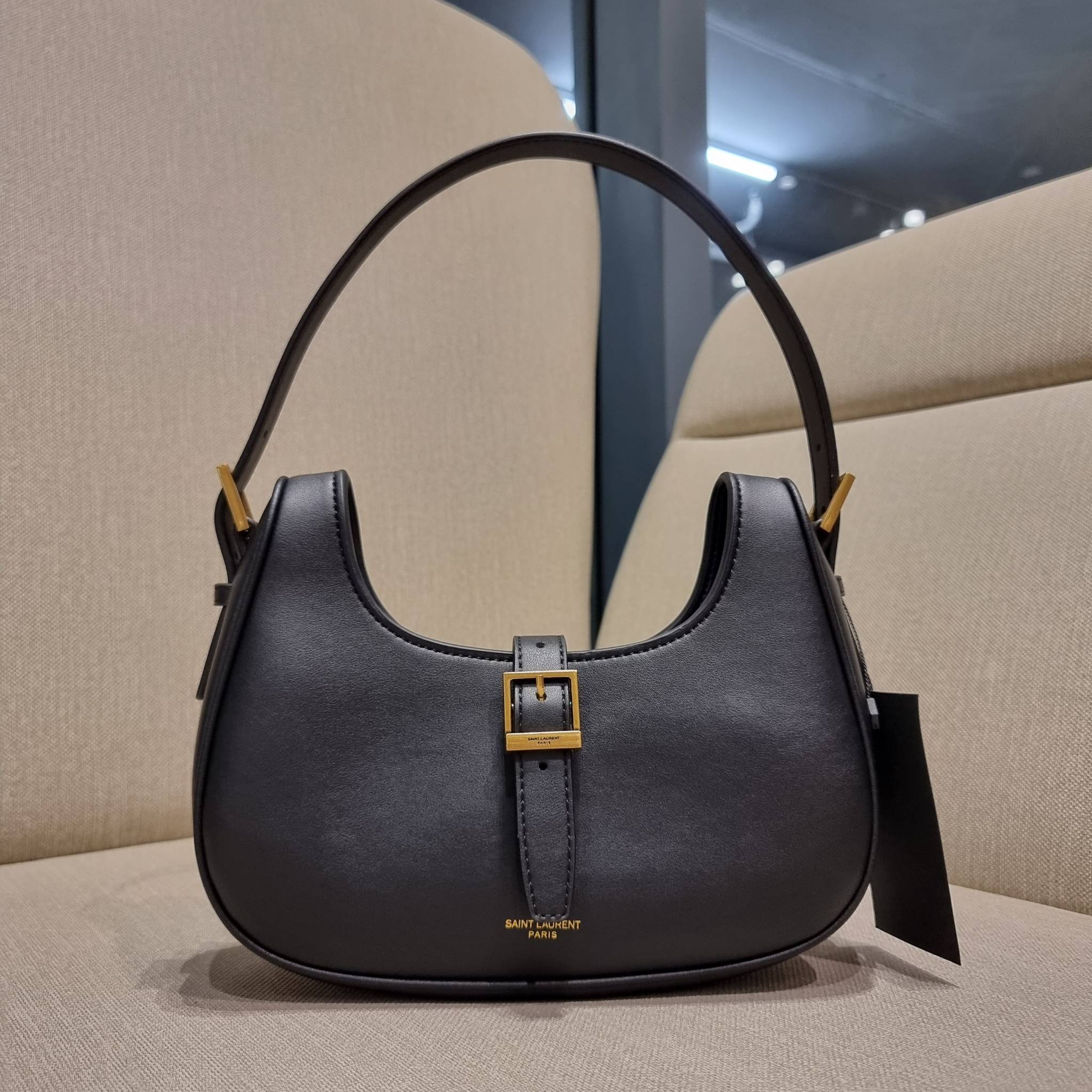 Yves Saint laurent le fermoir hobo bag in shiny leather / YSL hobo bag กระเป๋าสะพายไหล่ ดีเทลหรู สวยครบทุกมุม ตอบโจทย์สาวๆทุกไลฟ์สไตล์ เพราะใช้งานได้ง่ายและสะดวก vip พรีเมี่ยมกิ๊ฟจาก dytyfree วัสดุหนังวัวแท้เต็มใบ สัมผัสดีงามมากๆ น้ำหนักเบา ดูแพงที่สุด ปา