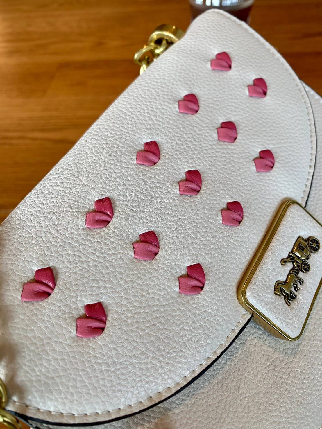 COACH ALIE SADDLE BAG JACQUARD IN SIGNATURE ((C4694//C3464)) พร้อมส่งที่ไทย รุ่นใหม่ล่าสุดค่ะ! กระเป๋าสะพายข้าง//ครอสบอดี้ร์//หรือทบสายคู่สะพายไหล่ได้ค่ะ วัสดุJacquard+หนังแท้ ได้สวยงามลงตัวมากๆ เปิดปิดกระเป๋าแบบกดล็อค มีอะไหล่โลโก้แบรนด์โดดเด่นปนคลาสสิค