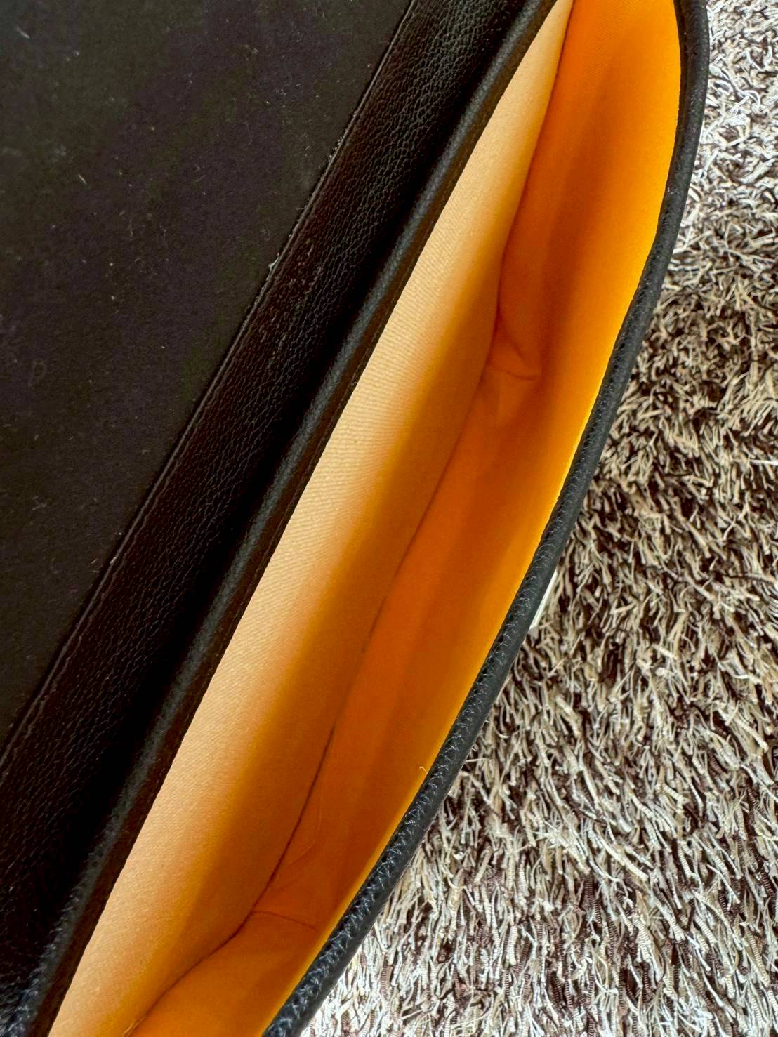 ORI หนังแท้ | Goyard Coursier Messenger bag กระเป๋าทรงแมสเซ็นเจอร์ดีไซน์ใหม่เพรียวบาง น้ําหนักเบากะทัดรัด ภายในมีช่องหลักขนาดใหญ่และกระเป๋า มีช่องด้านหลังสําหรับจัดเก็บสิ่งจําเป็นในชีวิตประจําวัน