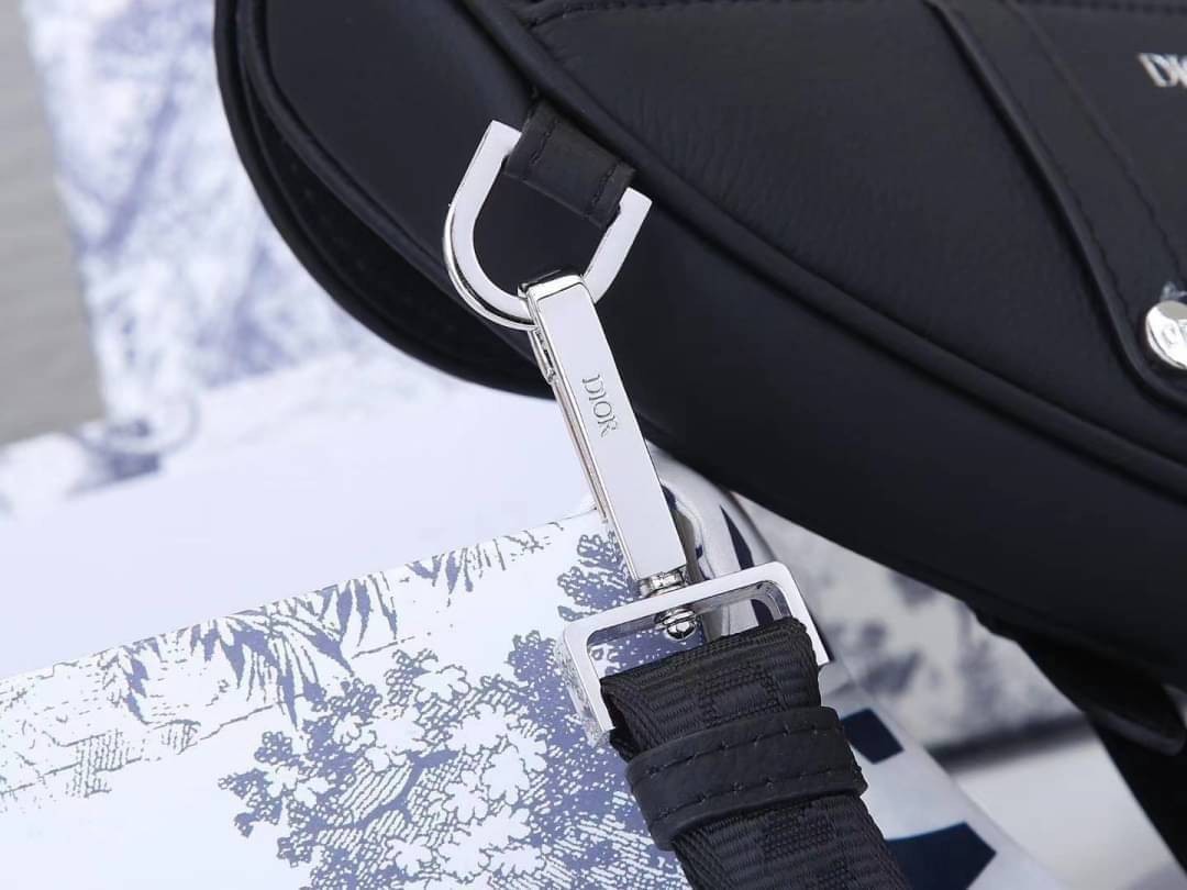 CHRISTIAN DIOR BLACK GRAINED CAFLSKIN MINI SADDLE BAG / Dior Men Bag เกรดใช้งานสลับของแท้ เกรดออริจินอล ภาพสินค้าถ่ายจากงานขายจริง ใช้งานต่างประเทศได้