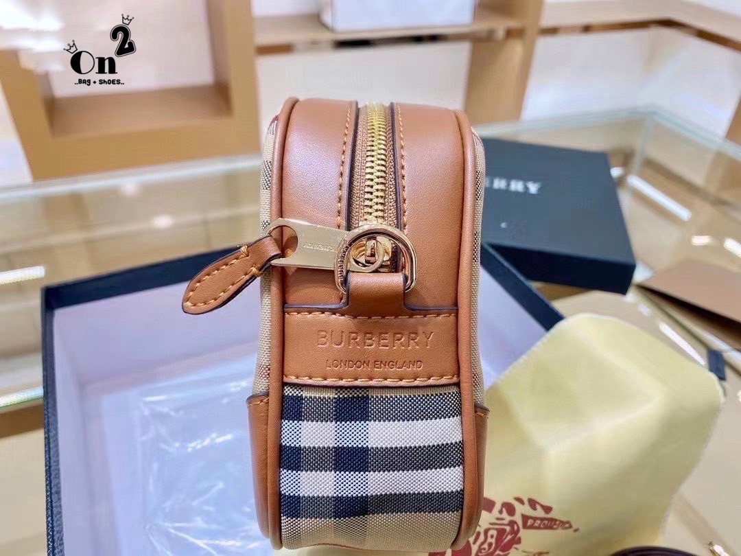 BURBERRY CROSSBODY VINTAGE BAG กระเป๋าสะพายทรง camera ซิปบน ลายซิกเนเจอร์แบรนด์ มาพร้อมสายสะพายยาวครอสบอดี้ งานสวยเป๊ะปั๊มทุกจุด สวยอยู่ทรง เปิดปิดด้วยซิปยาว ภายในมีช่องแบ่งเป็นสัดส่วน สามารถใส่มือถือ iphone เงิน ของจุกจิกได้ สายสะพายหนังยาวปรับระดับได้ อ