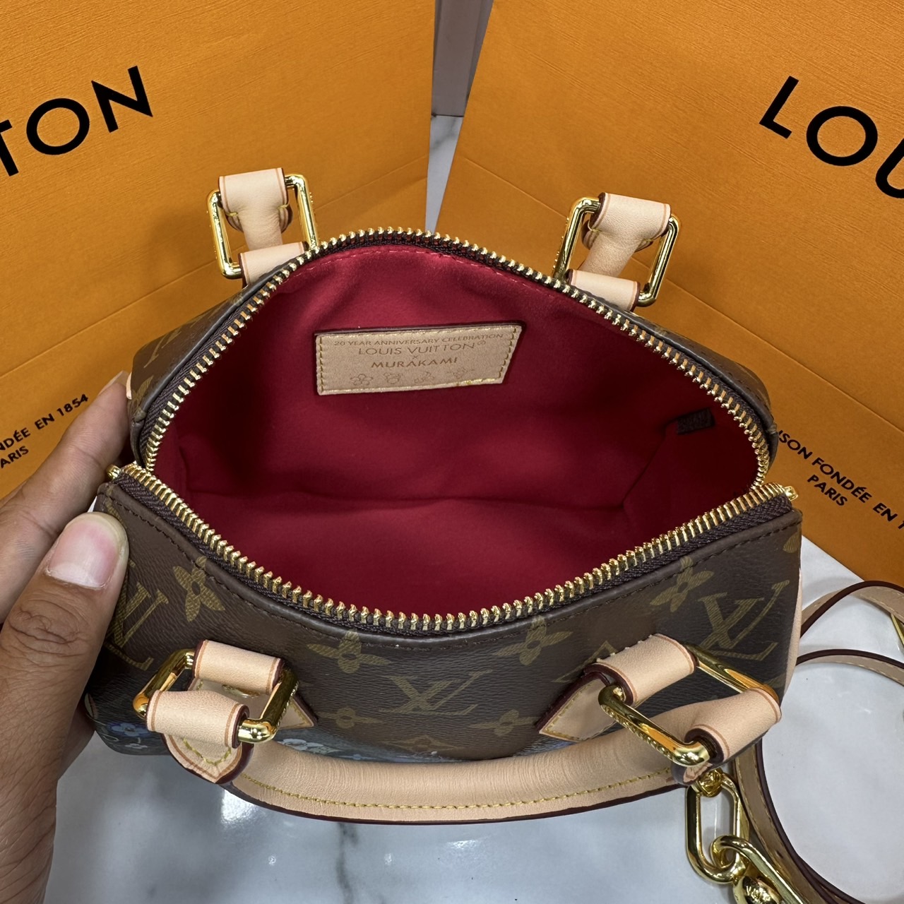 LV x TM Speedy Bandoulière 20 bag Monogram Flower กระเป๋าทรงหมอนคอลเลกชันสุดพิเศษ สวยคลาสสิกมีชีวิตชีวา สีสันสดใสสไตล์ superflat สุดไอคอนิกของ Takashi Murakami ด้วยโมโนแกรมดอกไม้หลากสี