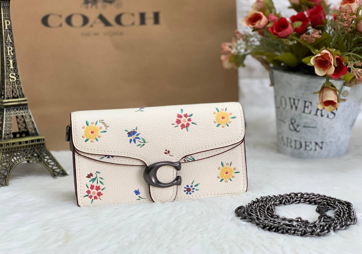 COACH TABBY CROSSBODY WITH WILDFLOWER PRINT ((810)) พร้อมส่งที่ไทยค่ะ! กระเป๋าสะพายครอสบอดี้ร์หรือสามารถถือแบบคลัทออกงานสวยๆได้เลยนะคะ วัสดุหนังแท้ หนังนิ่มค่ะ