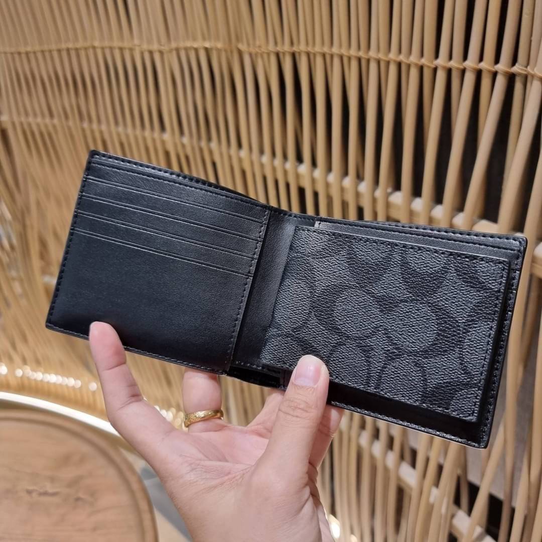 COACH DOUBLE BILLFOLD WALLET IN SIGNATURE CANVAS WITH WOLF MOTIF F31522 WITH GRAFFITI F37333 น้องชายสุดหล่อมาแล้ววว!! 😎 กระเป๋าสตางค์ใบสั้น เอาใจหนุ่มๆ ดีไซน์รูปหมาป่า สุดเท่ ด้านในกระเป๋าเป็นหนังแท้ มีช่องใส่บัตรเยอะ ใส่ธนบัตรได้ทุกชนิด และมี kee
