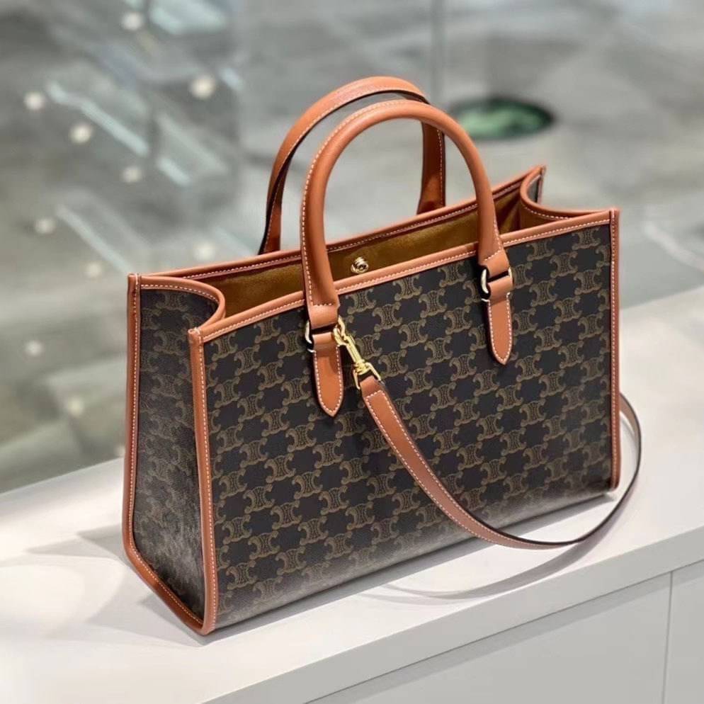 Celine Horizontal Cabas In Triomphe Canvas / Celine tote bag สายชอบพกของเยอะ ต้องหยิบของในกระเป๋าบ่อย รุ่นนี้ก็เป็นอีกตัวเลือกที่น่าสนใจค่ะ เพราะนอกจากจะจุของได้เยอะแล้วดีไซน์ยังเรียบสวยมีกลิ่นอายความวินเทจ อีกทั้งขนาดกระเป๋าใหญ่กำลังดีไม่เกะกะ เคลื่อนไหว