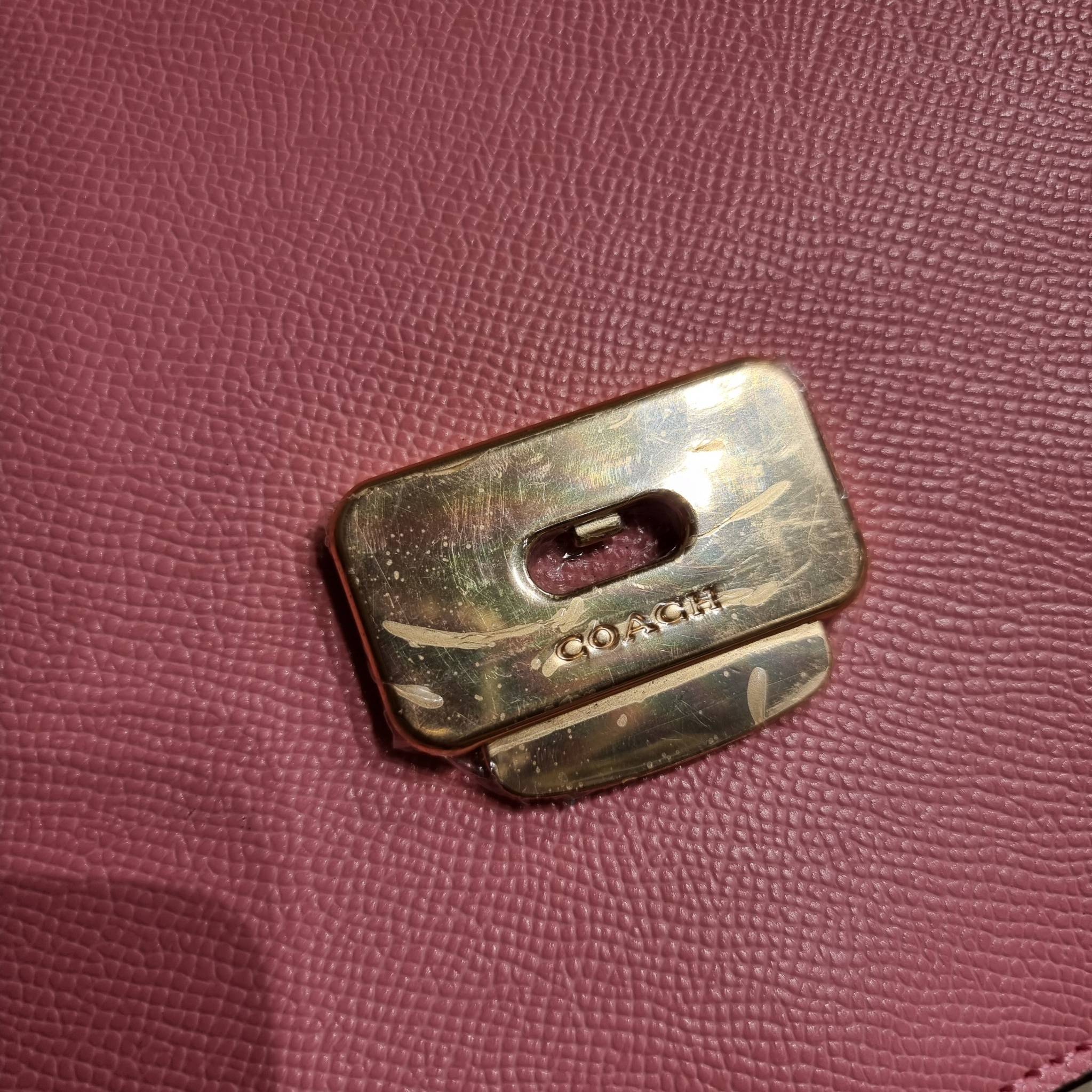 COACH C5632 BRYNN FLAP CROSSBODY แซ่บที่สุด ใหม่ที่สุด!! คอลเลคชั่นใหม่!! มองยังไงก็หลงรักละสายตาไม่ไหว กระเป๋าสะพายข้างลุคไฮน์ ที่ดีไซน์ออกมาได้ปัง และดูแพงมากๆ ด้วยดีเทลคลาสสิค รูปทรงใช้งานง่าย เรียบๆแต่มีดีเทล วัสดุหนัง crossgrain สวยคม!!! เปิด-ปิดด้วย