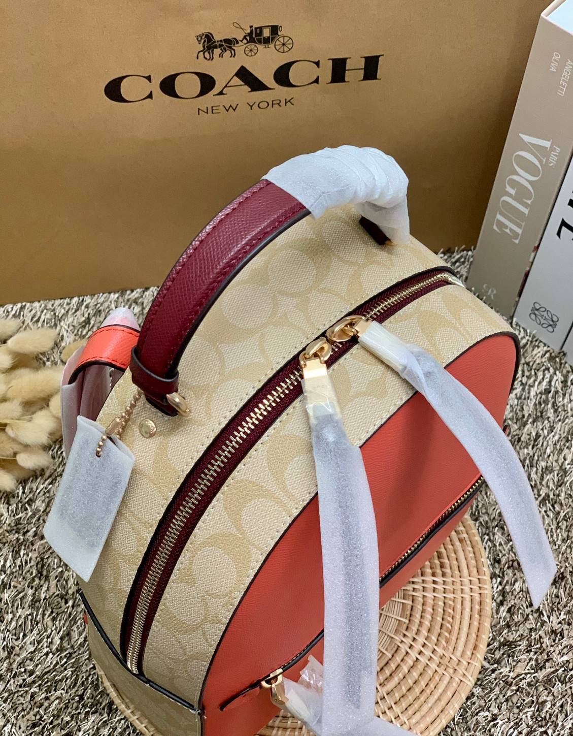 สวยจริงไรจริง วางไม่ลงเลยจ้าา😘 COACH JORDYN BACKPACK IN COLORBLOCK SIGNATURE ((C4082)) รุ่นที่สาวๆตามหา พร้อมสีหายากค่ะ!! กระเป๋าสะพายหลังแบบมีหูหิ้ว หนังแท้ชั้นดี ทรงสวย หรูค่ะ แถมสีตัดกันได้ลงตัวสวยงามมากๆ ด้านหน้ามีช่องซิปใส่ของจุกจิก; เปิดปิดช