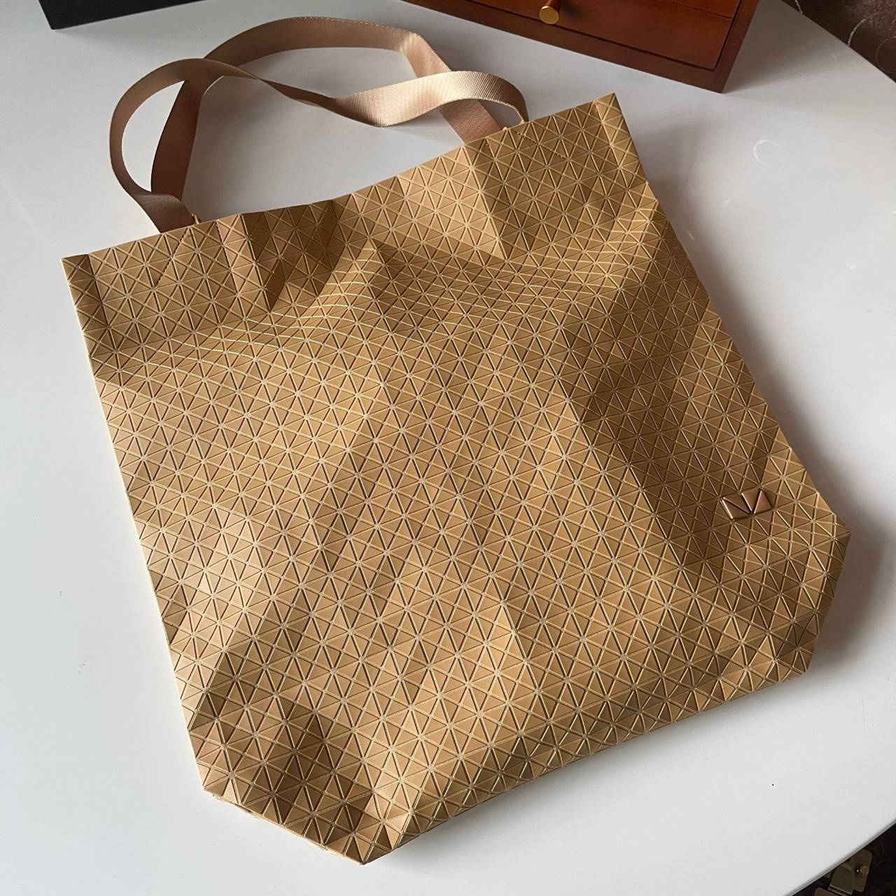 VIP 】Bao Bao Issey Miyake Cart Tote Bag พร้อมส่งที่ไทย รุ่นใหม่ล่าสุด สามารถใช้ได้ทั้งผู้หญิงกับผู้ชาย เบาสบายจุของได้เยอะสามารถทนทานต่อน้ำหนักได้สูงใช้งานได้ยาวๆเลยค่ะ