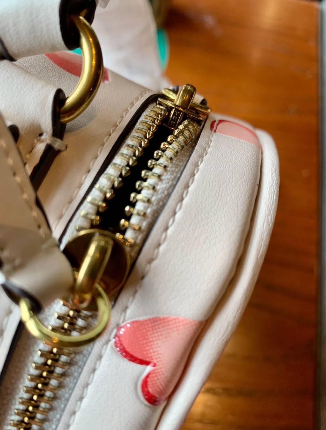 COACH LUNCHBOX TOP HANDLE WITH HEART PRINT ((C3920)) พร้อมส่งความน่ารักที่ไทย ตามมาติดๆค่ะ!! กระเป๋าสะพายข้างหรือแบบหิ้วออกงานเกร๋ๆได้เลยค่ะ หนังแท้อย่างดีสวยงามมากค่ะ ❤️จุดเด่นของรุ่นคือปริ้นลายหัวใจแบบ3D ทั้งใบ