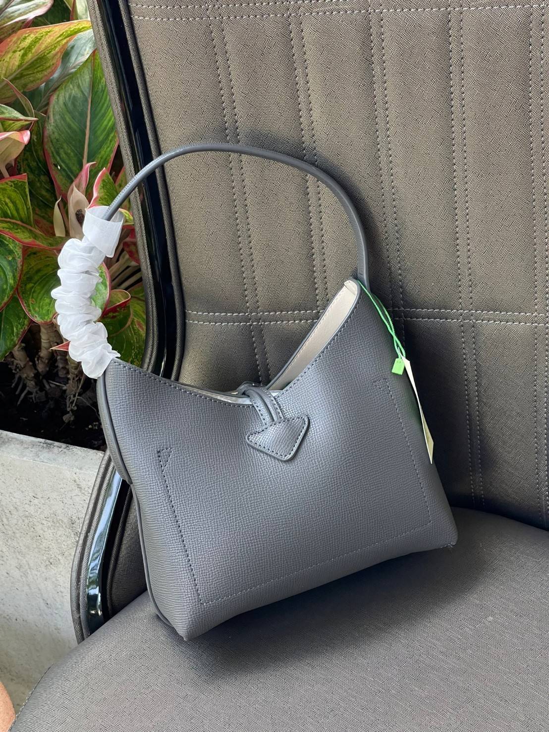 Longchamp ROSEAU Sac porté épaule XS กระเป๋าสะพายไหล่ซึ่งเป็นหนึ่งในแฟชั่นไอเทมที่สาว ๆ ส่วนใหญ่จะต้องมีไว้ใช้งานกันอย่างน้อยคนละหนึ่งใบแน่นอน ใช้งานสะดวก คล่องตัว ทั้งยังมีดีไซน์ให้เลือกหลากหลายตั้งแต่แบบหรูหรา น่ารักสดใส ไปจนถึงเรียบโก้ ให้คุณเลือกหยิบม