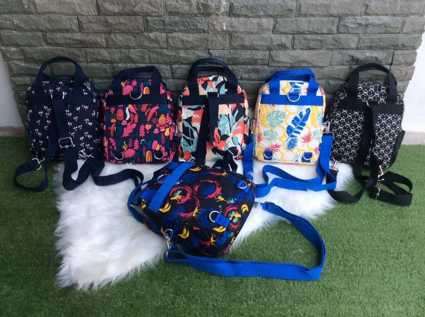 Kipling Mini Backpack 2017 k12688 small flower printed มีพวงกุญแจ Promptpay , พวงกุญแจลิง ,พวงกุญแจอะไหล่ สัญญาลักษณ์ แบรนด์ --------- กระเป๋าขนาดมินิ สามารถใช้งานได้ 3 แบบ : เป็นสะพายหลังได้ / สะพายข้างได้ / มีหูหิ้วถือได้ มีหลายลายให้เลือก ลายสวยน่ารัก 