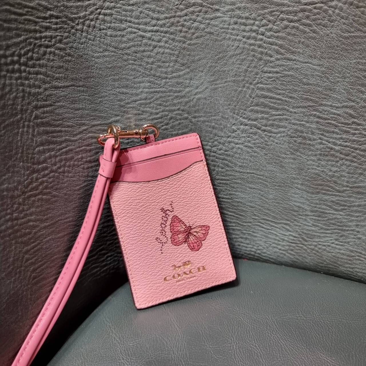 COACH C3305 ID LANYARD IN COLORBLOCK SIGNATURE CANVAS ง่ายๆแบบไม่ธรรมดา!! คลาสสิคแต่มีดีเทลโดดเด่น!! กระเป๋าถนอมบัตร พร้อมสายคล้องคอ ดีไซน์ลวดลายสวย ดูดีทุกแบบ ใช้งานง่าย พกพาสะดวก จะใส่บัตรพนักงาน บัตรเครดิต บัตรปชช. ใบขับขี่ และบัตรอื่นๆที่อยากจะใส่!! ต