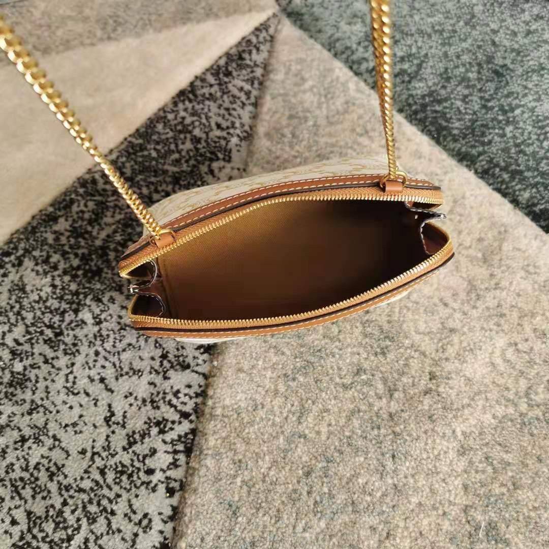 VIP 】หนังแท้ CELINE CLUTCH WITH CHAIN IN TRIOMPHE CANVAS AND LAMBSKIN WHITE/TAN กระเป๋าคลัทช์ดีไซน์เรียบหรูออกแบบมาได้อย่างลงตัว พร้อมสายสะพายโซ่ทองสุดหรู ด้วยรูปทรงที่สวยงามและทันสมัย สามารถใส่กระเป๋าสตางค์ใบสั้นหรือเครื่องสำอางค์ได้ตามขนาดกระเป๋า ในเรื่