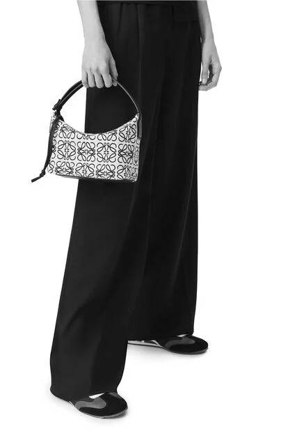 LOEWE SMALL CUBI BAG คอลเลคชั่นยอดฮิต กับสีใหม่ล่าสุด กระเป๋าทรงพอช ใบกำลังสวย ดีไซน์ดีเทลน่ารัก ด้วยลวดลายปักบนผืนผ้าคอตตอน มาพร้อมสายสะพายในตัว ที่ปรับความยาวได้อีกเล็กน้อย คล้องไหล่ คล้องแขนได้แบบสบายๆ เปิด-ปิดด้วยซิป ภายในเป็นช่องโล่ง มีช่องแบ่งอีกช่อ