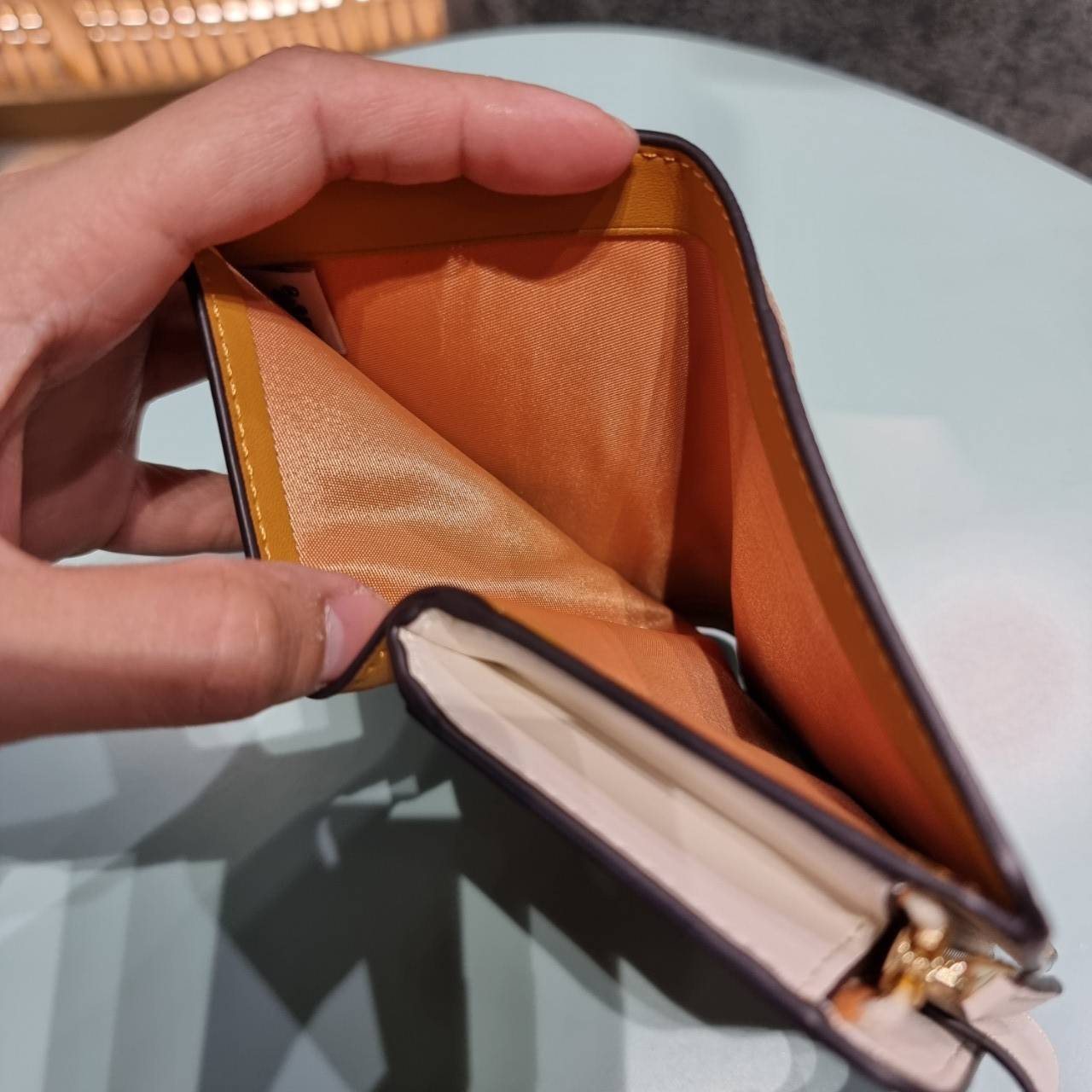 COACH 3453 MEDIUM CORNER ZIP WALLET IN SIGNATURE CANVAS WITH KAFFE FASSETT PRINT ดีไซน์ใหม่ล่าสุด!! คอลเลคชั่นลายพริ้นท์ เพิ่มลูกเล่นให้กระเป๋าสตางค์ของคุณ กับกระเป๋าสตางค์ใบกลาง ขนาดกำลังเหมาะมือ วัสดุหนังแคนวาส ดูแลรักษาง่าย มีช่องใส่บัตรและธนบัตรครบ แล