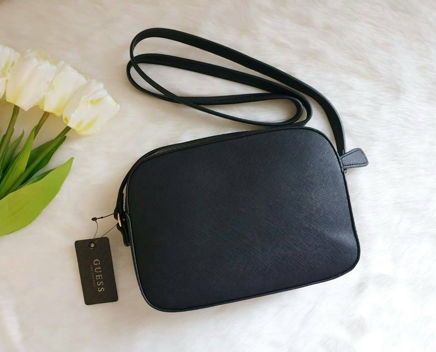 GUESS ANGELEA LOGO CROSSBODY กระเป๋าสะพายหนังซาฟิโน่ทรงตั้งสวย ด้านหน้าติดโลโก้แบรนด์ทรงกลมนูน เปิดปิดด้วยซิป ด้านในโล่งกว้าง มีช่องซิปเล็ก สามารถใส่กระเป๋าสตางค์ใบยาว มือถือ ของจุกจิกได้เยอะ ขนาดกำลังดี สะพายได้เท่ห์ๆเข้าได้กับทุกชุดเลยนะคะ