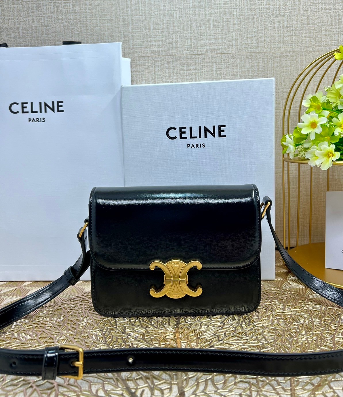 TEEN 18cm : CELINE TEEN TRIOMPHE BAG IN SHINY CALFSKIN / Celine Triomphe Bag / Celine Bag พร้อมส่ง 7 สี เกรดออริ 1:1 กระเป๋าแบรนด์หรูที่ควรมีแห่งปี รูปทรงสี่เหลี่ยมรุ่นฮอตฮิตของเหล่าดาราและเซเลบทั้งหลาย ดีไซต์เรียบหรู