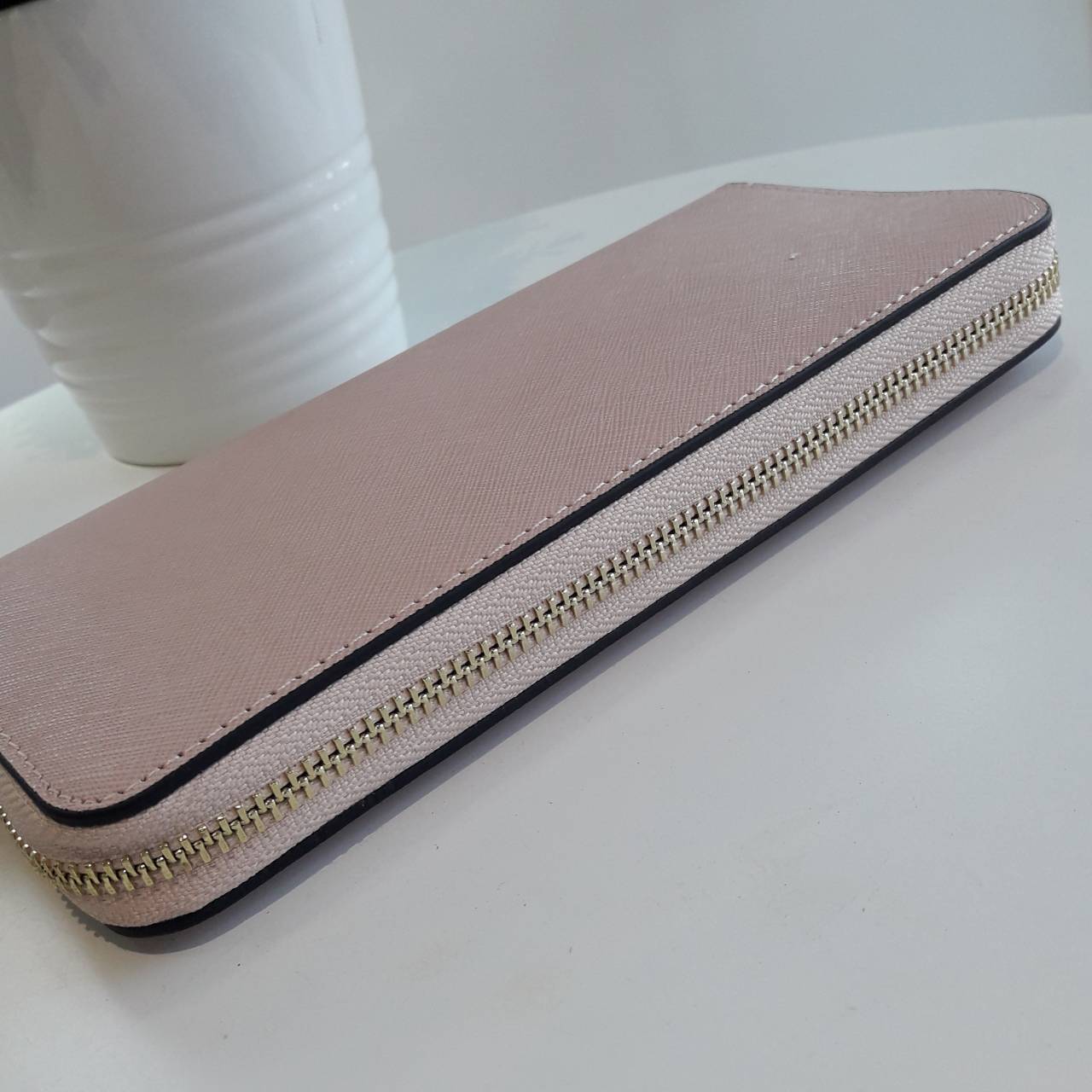 Best seller! งานขายดี รุ่นใหม่คะ Michael kors saffiano Wallet กระเป๋าสตางค์ใบยาว หนัง Saffiano ซิปรอบ สวยหรู มาก อะไหล่ปั้มโลโก้แบรนด์ ด้านในมีช่องใส่บัตร เยอะม้ากกก อีกด้านมีช่องแบงค์+ซิปใส่เหรียญ จุของได้เยอะจริงๆคะ ใส่ iphone 6+ ได้ สวยหรูดูดี อุปกรณ์ค