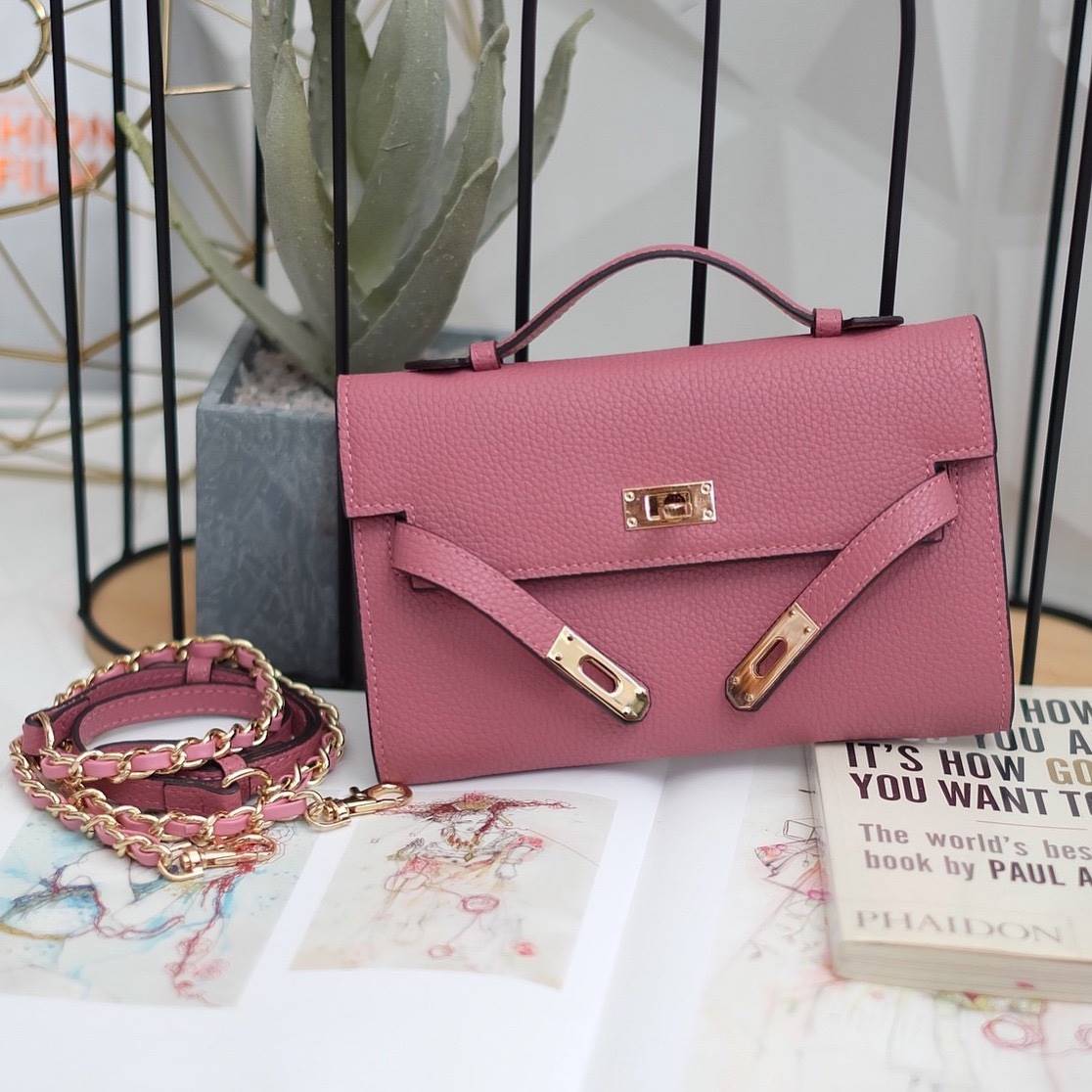 KEEP • Ellis • กระเป๋า คลัช ถือ //สะพาย ขนาด กะลังดี ทรงสวย แค่ใบเดียวจบ! หนังคุณภาพเยี่ยม ภายใน จุของคุ้ม ใส่บัตร ใส่มือถือได้ทุกรุ่น ใบนี้ จะแต่งกับ Look ไหนก้อเข้ากันได้ดีแน่นอนค๊า Don't miss!! หนังลายสวยมาก นิ่มมือ ภายในใส่ของจุกจิก 2 ด้านเลย สาม