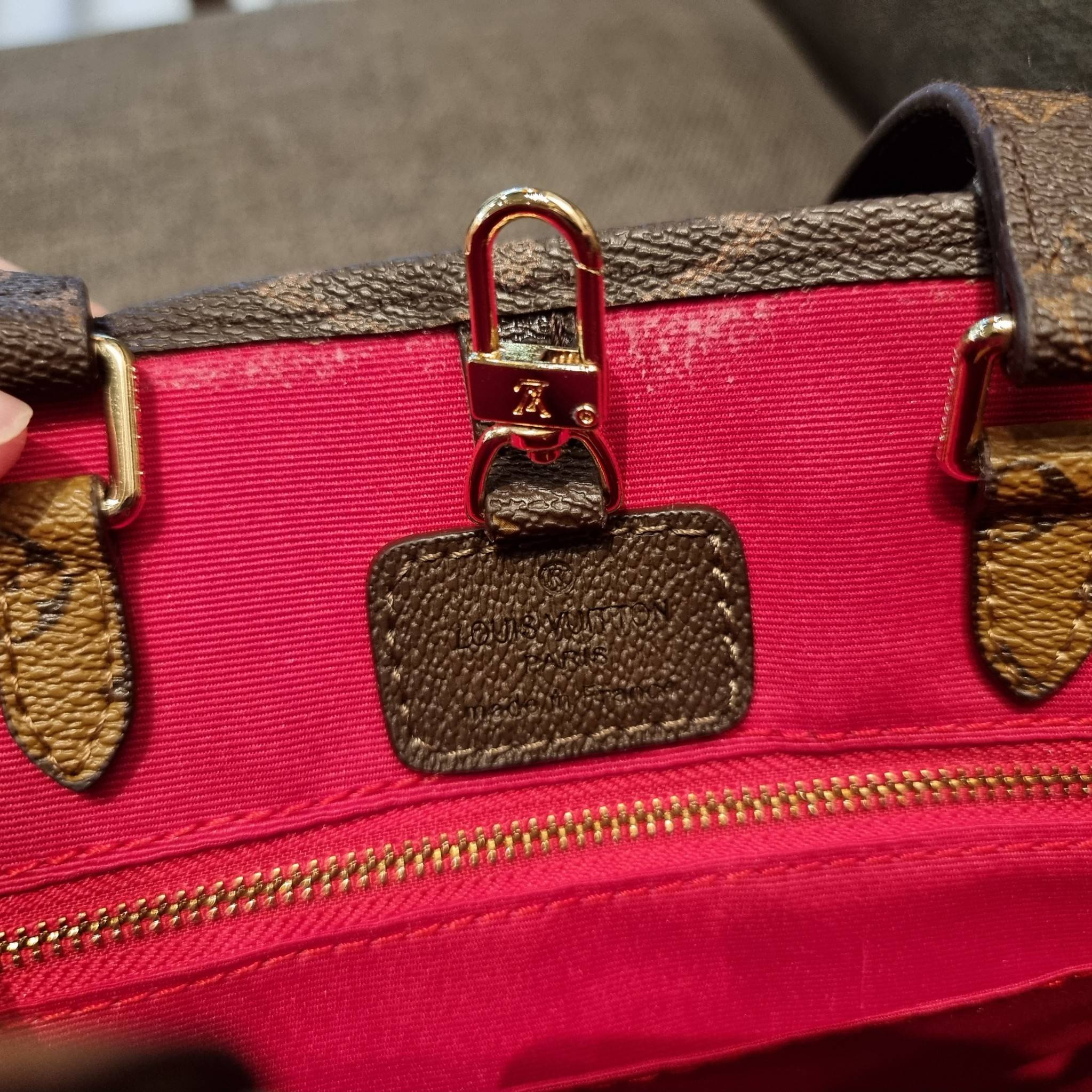 LV crossbody tote bag 10" 16" สเปเชี่ยล gift box set ในราคาที่แสนดี น่าคบหา!! สุดคุ้มและสวยที่สุดยันกล่อง!! ได้ไปยังไงต้องร้องว้าว!! กระเป๋าทรงโท้ทที่สาวๆตามหา ดีไซน์คลาสสิค ผู้ดี หรูหรา โทนสีใช้งานง่าย ได้ทุกลุค ทุกสไตล์ วัสดุหนังแคนวาสคุณภาพ ม