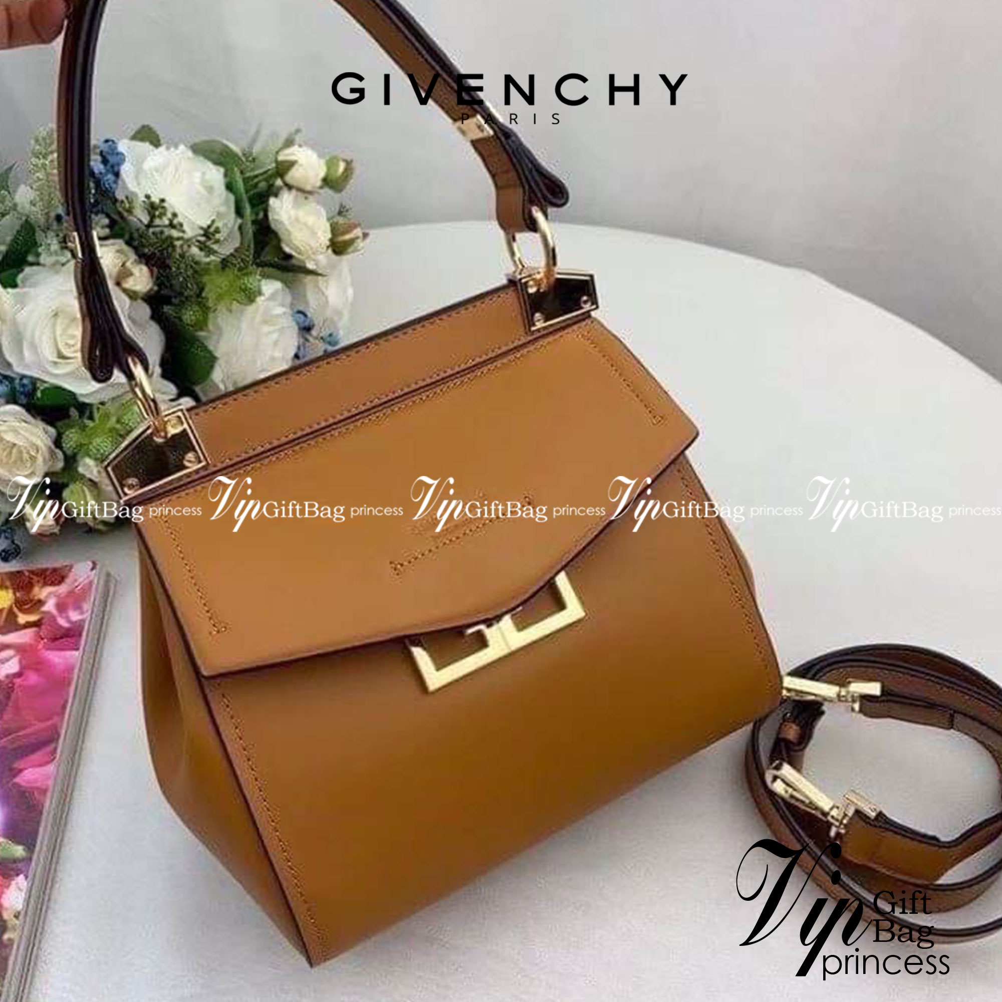 หนังแท้ Givenchy Mini Mystic Calfskin Leather Satchel / Givenchy Top Handle Bag กระเป๋ารุ่นใบใหม่จากแบรนด์หรู การออกแบบเชิงมุมโดดเด่นด้วยแผ่นปิดสามเหลี่ยมที่มีรายละเอียดพร้อมการปิดด้วยแม่เหล็ก double-G พกติดตัวไว้ที่หูหิ้วด้านบนหรือสวมสายสะพายทรงเรียวเพื่