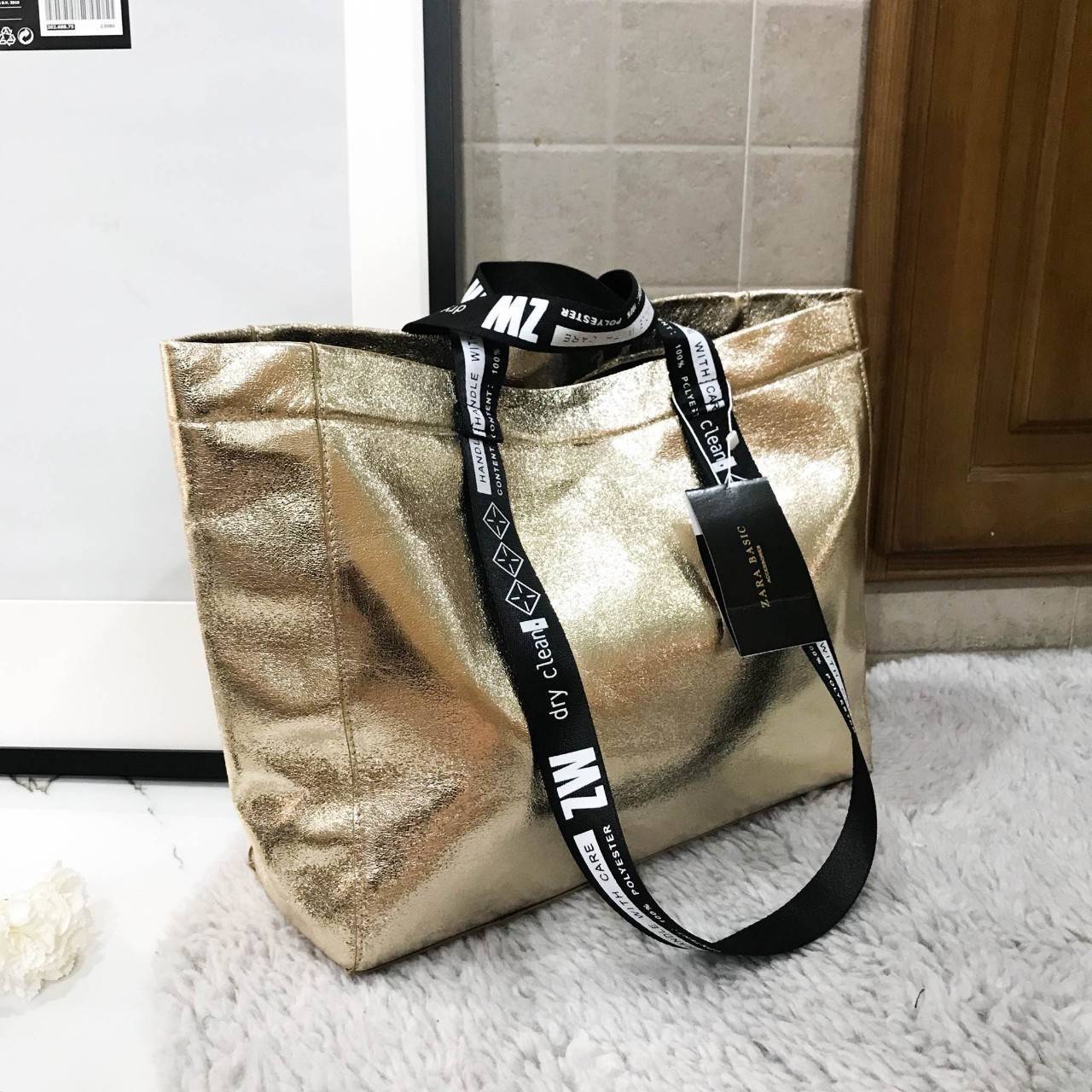 Zara shopper bag กระเป๋าสะพายสี mettalic สุดชิค จากแบรนด์ Zara ค่ะ น้ำหนักเบา สาย print สีดำลายเพิ่มดีเทล มีสายสะพายไหล่ ภายในโล่งกว้าง เปิดปิดด้วยกระดุมแม่เหล็ก ใบนี้จะใช้ไปเรียน ไปทำงานหรือไปเที่ยวก็เหมาะค่ะ