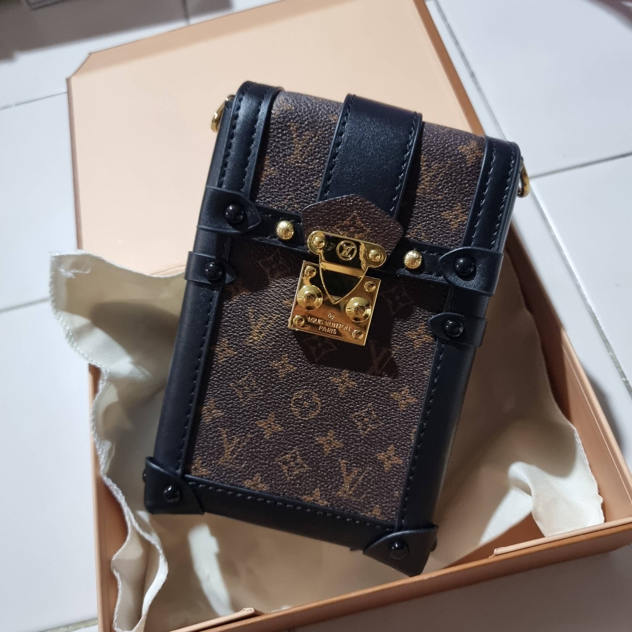 VIP 🥂 LV VERTICAL TRUNK POCHETTE ฮิตไอเท็มที่ใครๆก็อยากครอบครอง กระเป๋าทรงทรังค์ ยูนิเซ็กส์ที่ใช้ได้ทั้งชายและหญิง ด้วยดีไซน์คลาสสิคแฝงดีเทลความเป็นผู้ดี ทำให้ใบนี้ดูโดดเด่นและเป็นเอกลักษณ์ วัสดุหนังแคนวาสสลับหนังแท้ เปิด-ปิดด้วยอะไหล่แบบกดล็อค แน