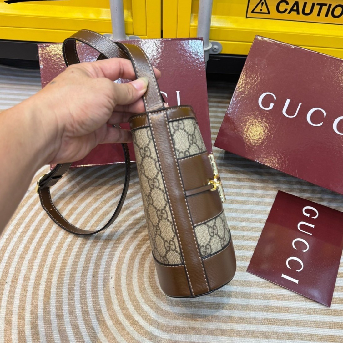 GUCCI 73 bucket bag กระเป๋าสะพายทรงบัคเก็ตยอดนิยม คอลใหม่ล่าสุด สุดยอดของความมีกิมมิคไม่เหมือนใคร วินเทจเรียบหรู ใช้แล้วดูแพง พร้อม box set โทนสีใหม่ของแบรนด์