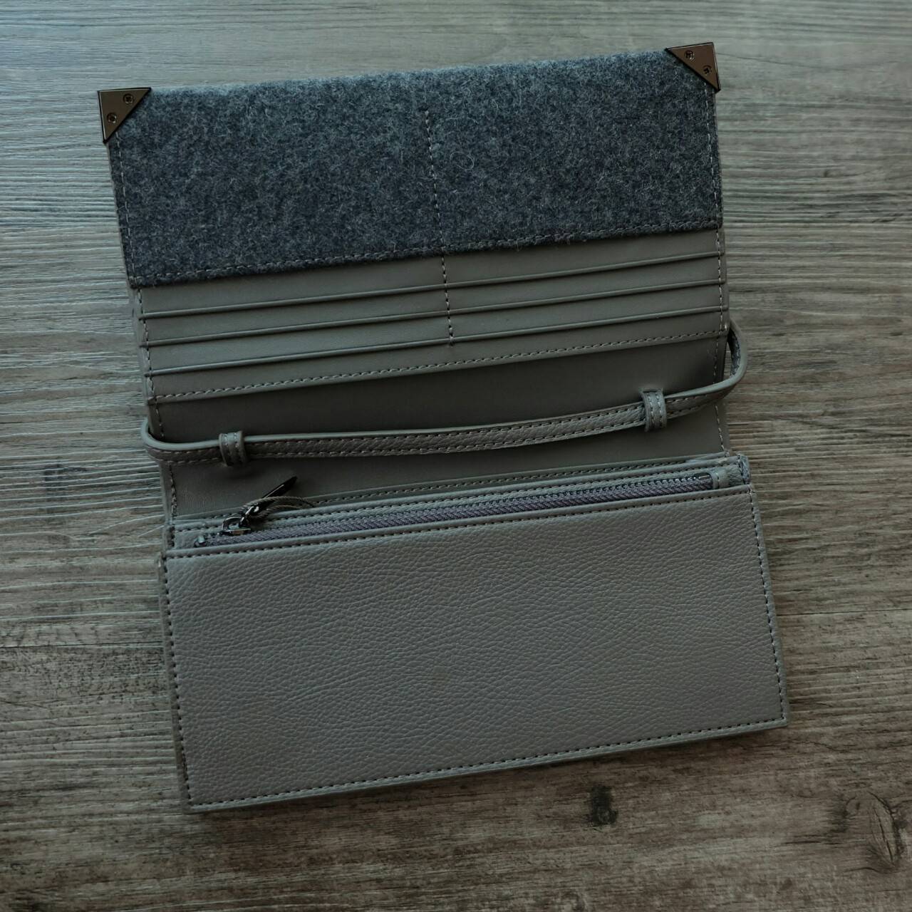 Charles & Keith Metallic Tip Wallet กระเป๋าสตางค์ใบยาว จะสะพาย หรือถอดสายถือเป็น cluth ก็ดูดีได้ค่ะ ภายในมีช่องซิป มีช่องใส่บัตรหลายช่อง และช่องใส่ธนบัตร ด้านหลังมีช่องใส่บัตรอีก 1 ช่องค่ะ มาพร้อมสายสะพายยาว สามารถถอด และปรับได้ 5 ระดับค่ะ