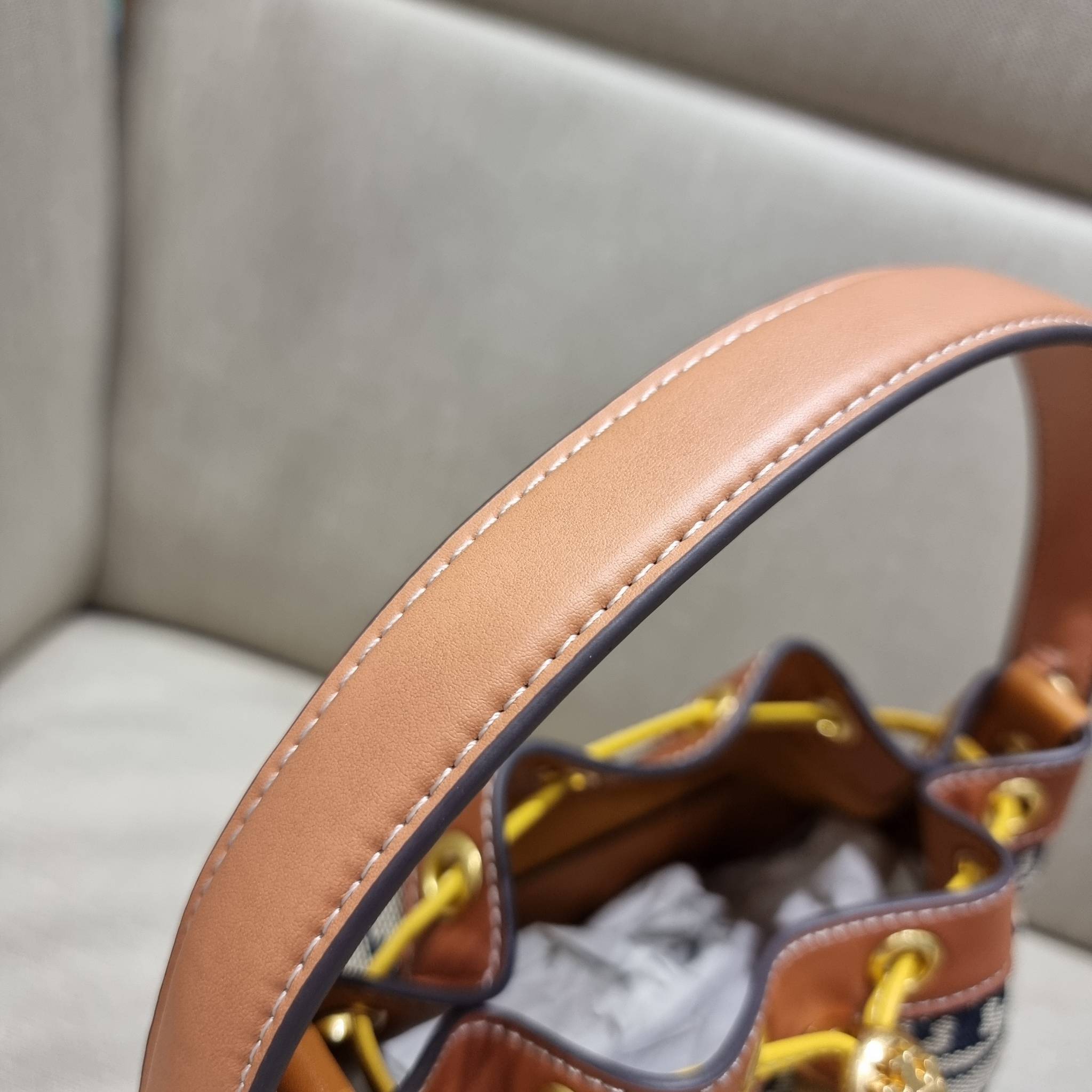 TORY BURCH T MONOGRAM COLORBLOCK JACQUARD BUCKET BAG ไอเท็มใหม่ที่ใครๆก็รอ กระเป๋าบัคเก็ตทรงสวย ที่ยังคงให้ความโดดเด่นด้วยลวดลายเอกลักษณ์ เพิ่มเติมดีไซน์บล็อคสี ตัดกันได้อย่างลงตัว ถักทอบนวัสดุ woven jacquard ลายคมชัด สลับส่วนของหนังแท้ ภายในเป็นช่องโล่งก