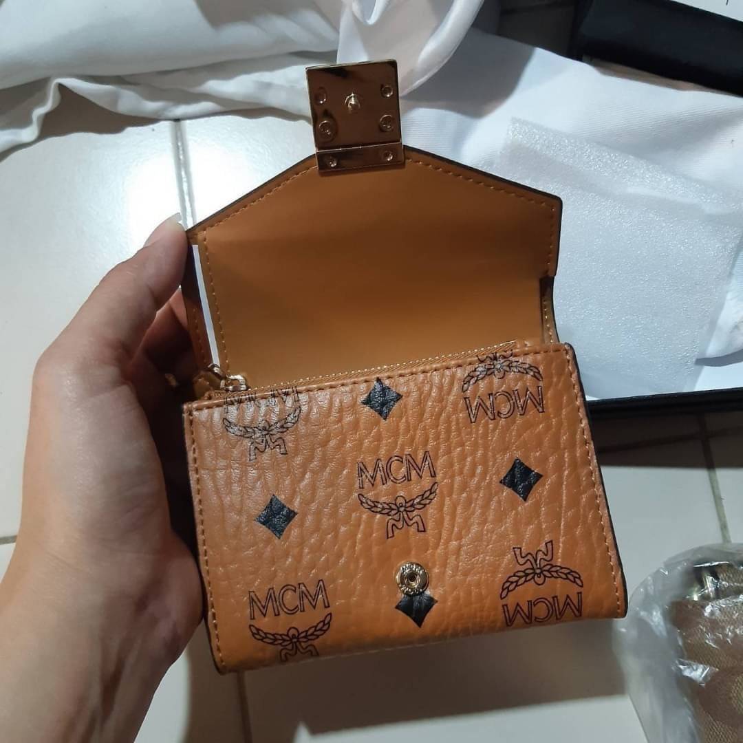 M.C.M PATRICIA THREE-FOLD WALLET IN VISETOS กระเป๋าสตางค์ใบเล็ก รุ่นฝาพับ unisex ใช้ได้ทั้งหนุ่มๆและสาวๆน้า ใช้งานง่าย ด้วยกระดุมโลโก้ พกพาง่าย วัสดุหนังแคนวาสคุณภาพดี ภายในเป็นหนังแท้ นิ่ม สวย ใส่บัตรได้เยอะ ใส่ธนบัตรได้ทุกชนิด ในช่องมีที่ใส่บัตรพิเศษภาย