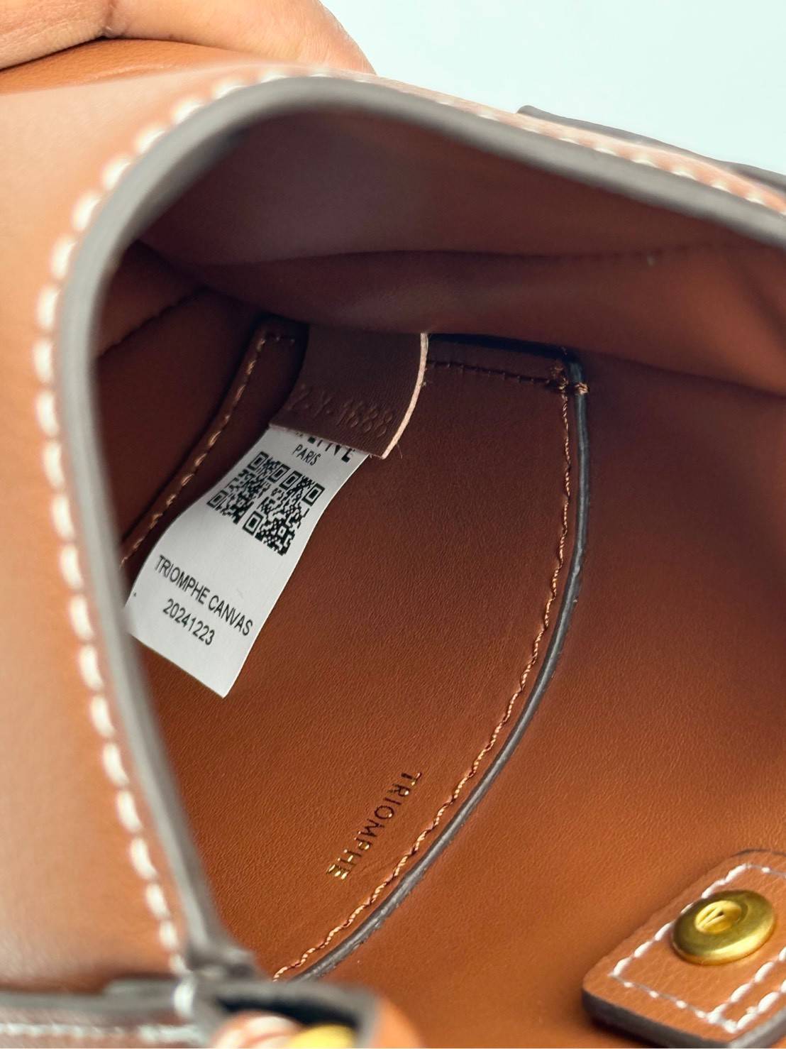 ORI หนังแท้ | CELINE PHONE POUCH HELOISE IN SUPPLE กระเป๋าใส่โทรศัพท์ เรียบหรู ด้วยลวดลาย Triompe ที่แสดงถึงความเป็นเอกลักษณ์ของแบรนด์