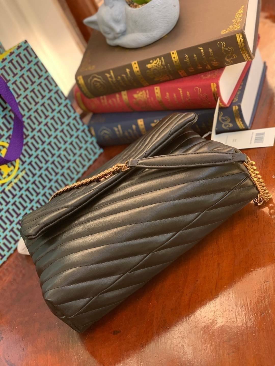 ของแท้ 💯% Tory Burch Kira Chevron Quilted Convertible Leather Crossbody Bag เป็นกระเป๋าที่ใช้ในการออกงานสำคัญหรือวันที่มีปาร์ตี้สังสรรค์ คุณควรเลือกใช้กระเป๋าที่มีดีไซน์สะดุดตา