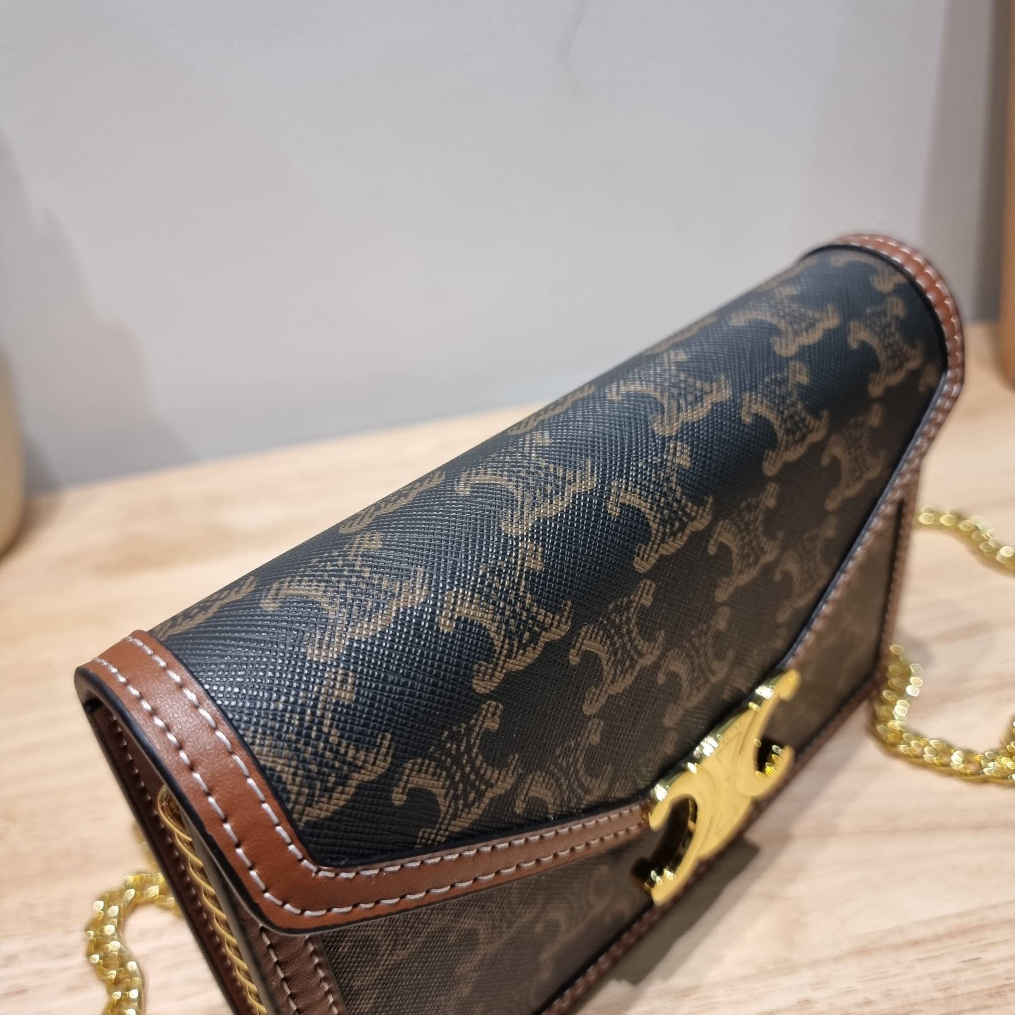 CELINE WALLET ON CHAIN TRIOMPHE CANVAS AND CALFSKIN ใหม่ล่าสุด สวยเฉี่ยว ไม่เหมือนใคร กับกระเป๋าสะพายกึ่งกระเป๋าสตางค์ ที่ใช้งานได้หลากหลายฟังก์ชั่น สะพายข้างได้ ถอดสายออกพกเป็นคลัทช์ได้