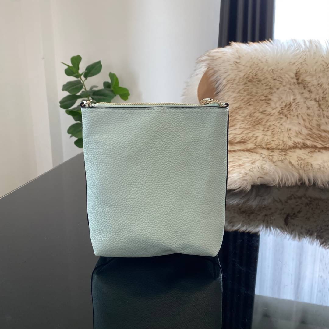 Guess Amara Bucket Handbag ซื้อ 1 ได้ถึง 2 กระเป๋ารุ่นใหม่ล่าสุดทรงถังสุดน่ารัก พิมพ์ลายรอบใบ วัสดุหนังนิ่มคุณภาพดี นิ่ม น้ำหนักเบา ด้านหน้าประดับด้วยโลโก้แบรนด์สวยโดดเด่น เปิด-ปิดด้วยด้วยตัวคล้องอะไหล่เงินสะดวกใช้ ด้านในโล่ง มีสายยาวปรับระดับได้มาให้ มาพ